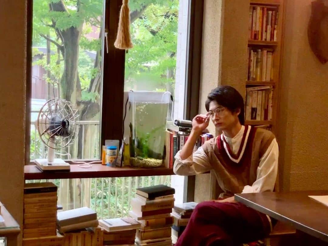 押田岳さんのインスタグラム写真 - (押田岳Instagram)「. MYOJOも発売ですよ〜 今回はブックカフェ。 ここは本当に1人で本読むのに使いたいおみせ！ あと、個人的に今回の衣装めっちゃ好きでした。」10月21日 14時57分 - oshidagaku