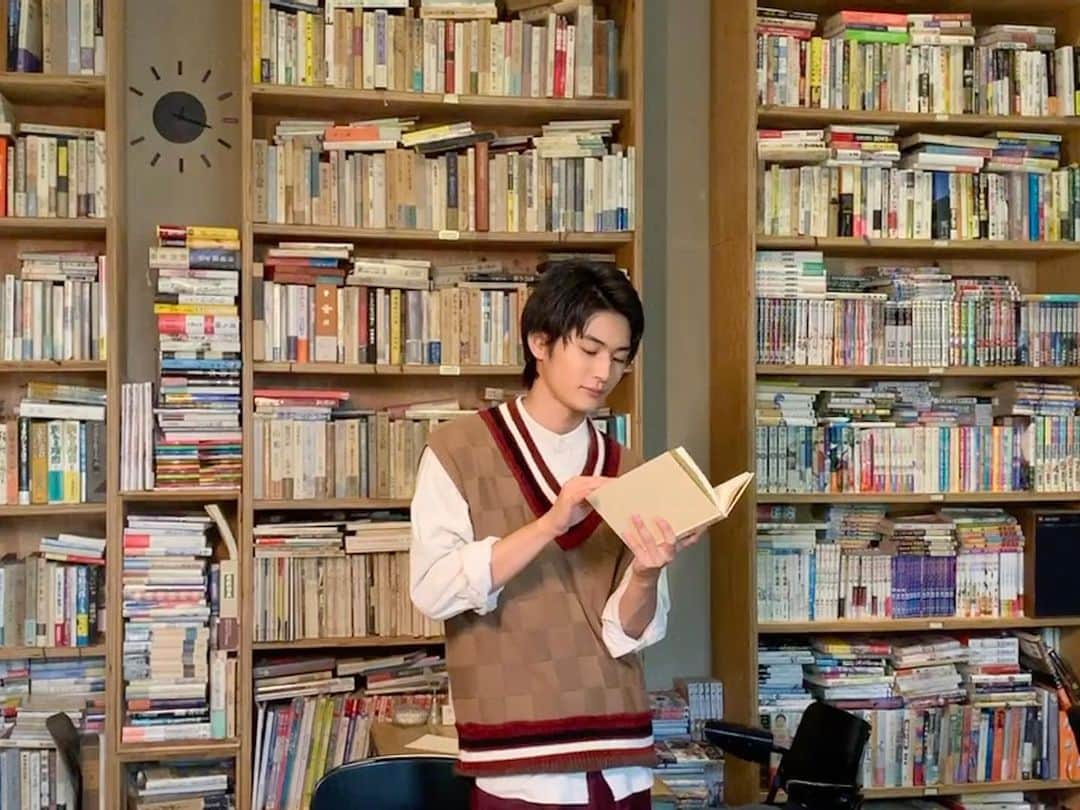 押田岳さんのインスタグラム写真 - (押田岳Instagram)「. MYOJOも発売ですよ〜 今回はブックカフェ。 ここは本当に1人で本読むのに使いたいおみせ！ あと、個人的に今回の衣装めっちゃ好きでした。」10月21日 14時57分 - oshidagaku