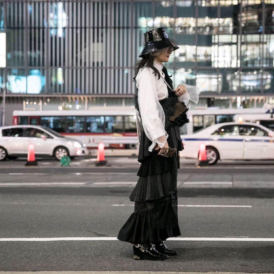 中川友里さんのインスタグラム写真 - (中川友里Instagram)「学生の頃に買った水牛の革巻いて、パイソンレザーのフリンジ提げて、雨避けにエナメルのバケット被って、現代版猟師ってこれだ🧔みたいになった🍂🦌🐪🐅🦒🐃 パイソンレザーのバッグはバックルもこだわってて可愛い🥺❤️ @jgene＿official by@jnco0417 ・ Jgeneが10/15〜24の10日間 ラフォーレ原宿２階にて初の長期ポップアップショップを開催中🌹❤️ #Jgene #ジェイジーン #ラフォーレ原宿 #ラフォーレ #Laforet #laforetharajuku #原宿POPUP  #POPUPSTORE  @jgene_official  Laforet HARAJUKU 2F POPUP STORE 10/15〜24 11:00〜21:00 📸　@jeong_jaehoon」10月21日 15時15分 - darayunya