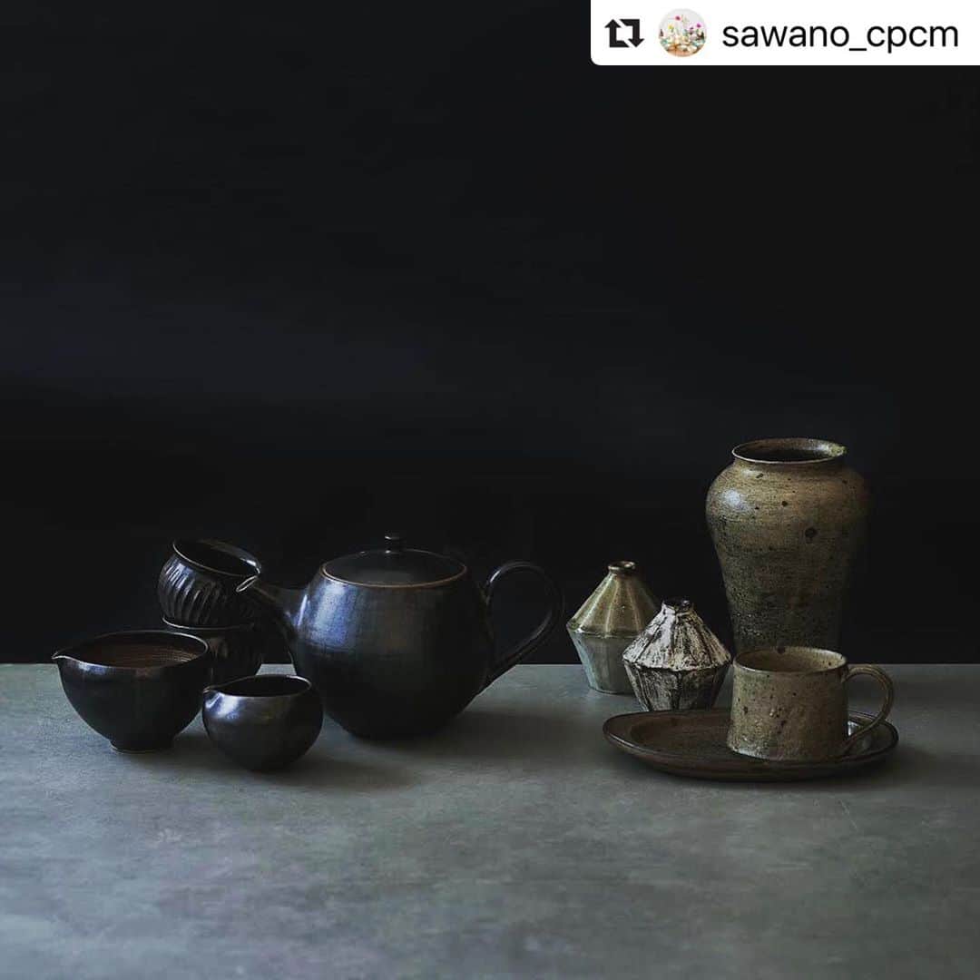 のインスタグラム：「#Repost @sawano_cpcm with @make_repost ・・・ ・﻿ 天草陶磁器﻿ ﻿ 熊本県の天草で採掘される天草陶石。﻿ 天草は陶石の埋蔵量と品質で日本一を誇り、かつ日本有数の焼き物の産地でもあります。﻿ 天草陶石を使った天草陶磁器は、国指定の伝統工芸品にもなっています。﻿ ﻿ 九州各地に焼き物の歴史がありますが、天草がユニークなのは、島民が自分たちの生活のために、陶磁器を作ってきたということ。﻿ 自由なスタイルで陶器もあれば磁器もあり、絵付けもありのバリエーションが生まれてきました。﻿ ﻿ 今回、1845年開窯と歴史が長く多くの若い陶芸家を輩出している窯元「丸尾焼」と 地元天草の海や土からできた釉薬を使用した豊かな表情が魅力の「森山陶器」の器を展示しています。﻿ ﻿ 2019.10.18〜2019.10.31 CPCM原宿  #cpcm #lifestyle #craft #天草陶磁器  #丸尾焼 #森山陶器  #」