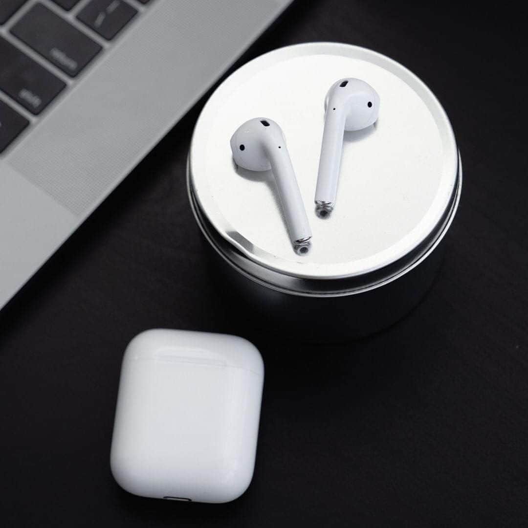 のインスタグラム：「#hypebeasttech : 最新レポートによれば @apple の次期AirPodsが10月末にAirPods Proという名前で発売される模様。プラスチックではなく金属製となり、耐水性を備えたケースが付属するとのこと。250ドルという高価格帯が噂される。今後のアップデートに要注目だ。 ⁠ Photo: Eddie Lee/HYPEBEAST」