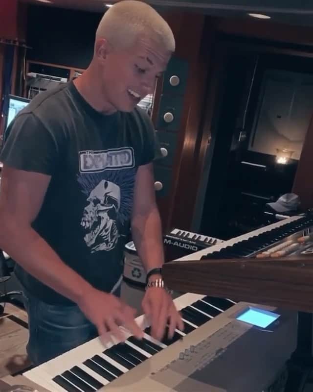 のインスタグラム：「【Charlie Puth】 素晴らしい音楽の才能を持つチャーリー・プース🎵 ✨ 教会音楽をイメージしながら華麗なピアノの演奏を披露しました❣️ ✨ 彼の弾いている時の笑顔も最高ですね😊 #CharliePuth」