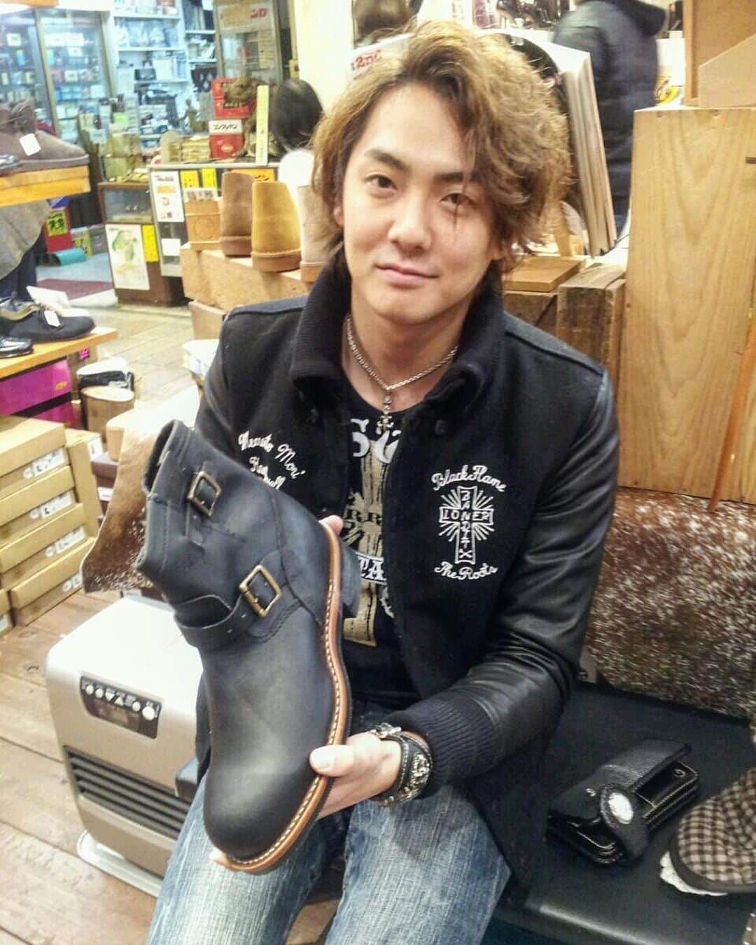 長田成哉のインスタグラム：「‪ずっと欲しくて23歳の時に買ったチペワのエンジニアブーツ、おそらく買ってから10回も履いて出かけてなかったんだけど。笑‬ ‪30歳になったし、なんか「履ける」気がしたからこれからは修理しながらずっと履いていこうと。‬ ‪とりあえず当時の役の関係でバカチャラい見た目ですがお許しください。笑‬ #boots👢 #chippewa」