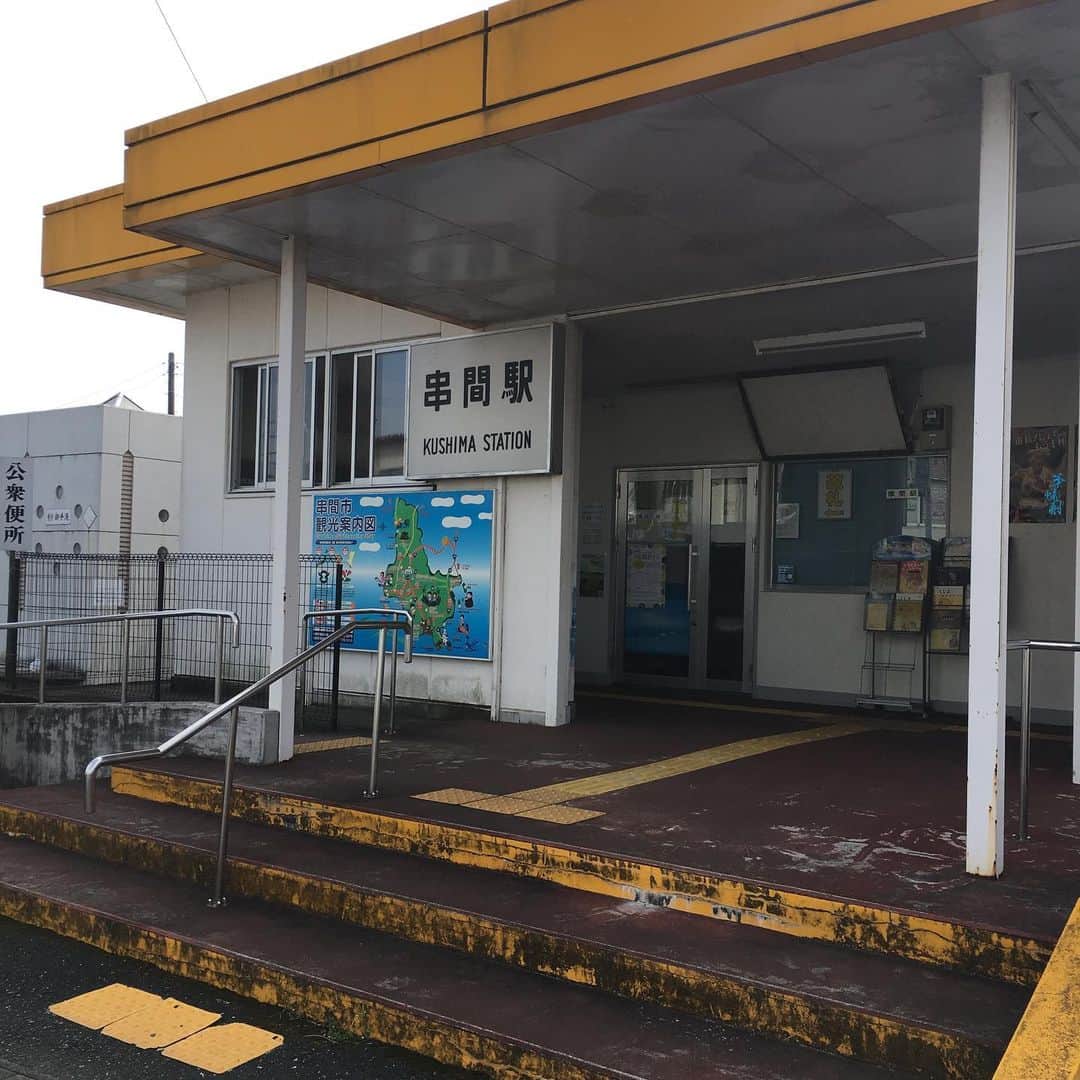 能町みね子さんのインスタグラム写真 - (能町みね子Instagram)「#よい駅 串間駅 日南線/ 黄色いはかわいい。串間はやけに黄色いところが多い。あと「道の駅」は道沿いにある地元の農産物やお土産を売るところですが、それがほんとの鉄道駅についてる場合は？ってことで「駅の駅」となったっぽい。串間駅の駅。「駅」の概念の崩壊。」10月21日 15時35分 - nmcmnc