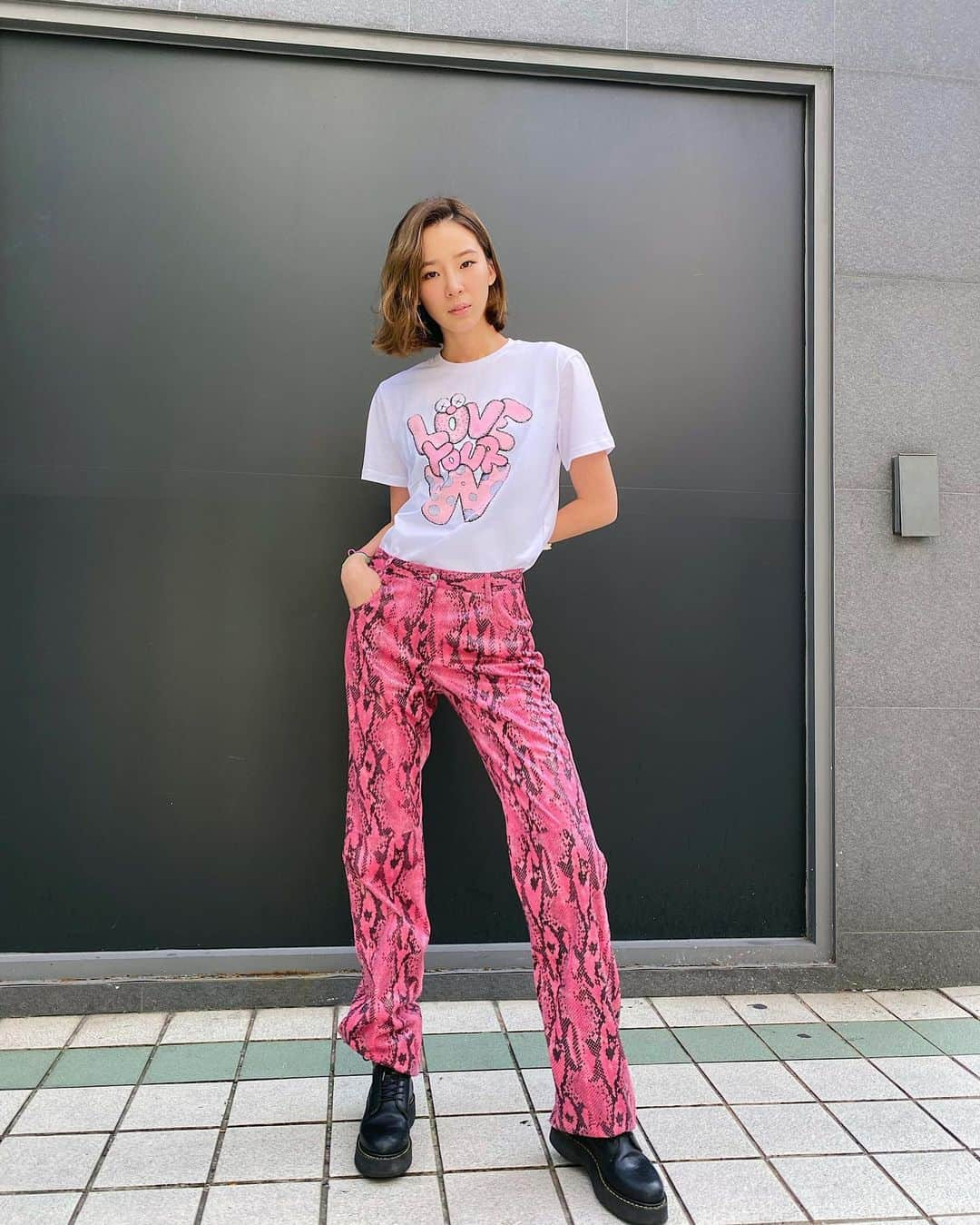 アイリーン・キムさんのインスタグラム写真 - (アイリーン・キムInstagram)「Wearing pink for the hero’s of breast cancer fighters and survivors 💖 Sending good energy and awareness for the 14th annual @wkorea #LOVEYOURW campaign! 🙏🏻 Designed by @kaws 🎀 #유방암인식향상캠페인 #breastcancerawareness #kaws」10月21日 15時39分 - ireneisgood