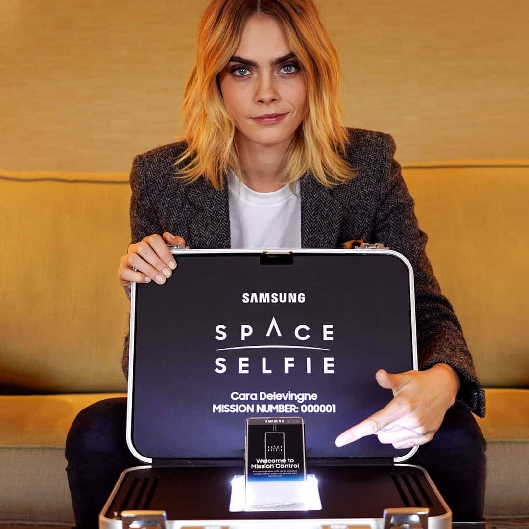 カーラ・デルヴィーニュのインスタグラム：「Guys I’m getting the first ever #SpaceSelfie and you can join me! Let me show you the steps on how to get into space.  1. Go to samsung.com/spaceselfie 2. Scroll down to get started 3. Take your selfie – go mad!  4. Send your face to space The last one is the face I pulled :) #Ad #SpaceSelfie #withGalaxy #Samsung」