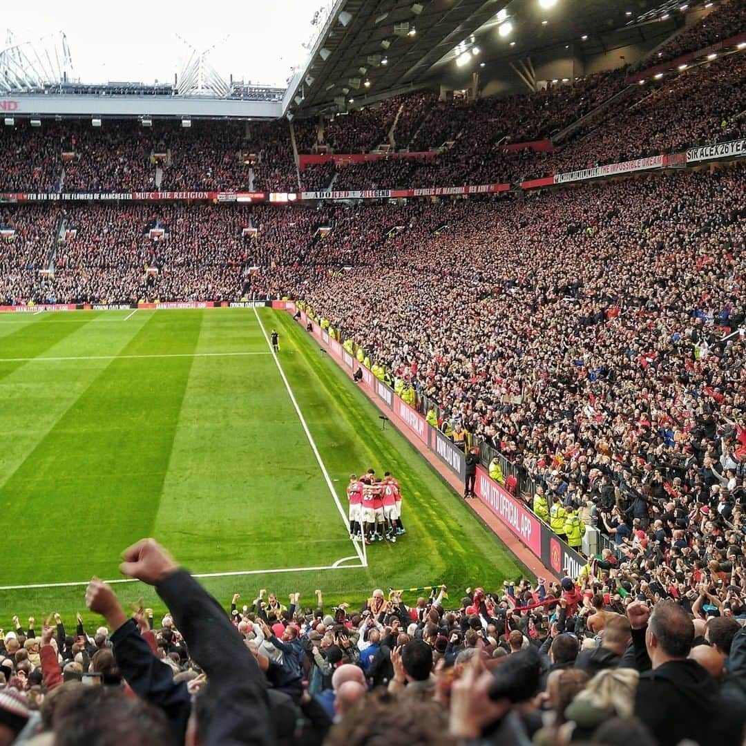 マンチェスター・ユナイテッドさんのインスタグラム写真 - (マンチェスター・ユナイテッドInstagram)「Love this #MUNLIV celebration pic from the stands! 📸 @HannahCarrollDesign」10月21日 16時00分 - manchesterunited