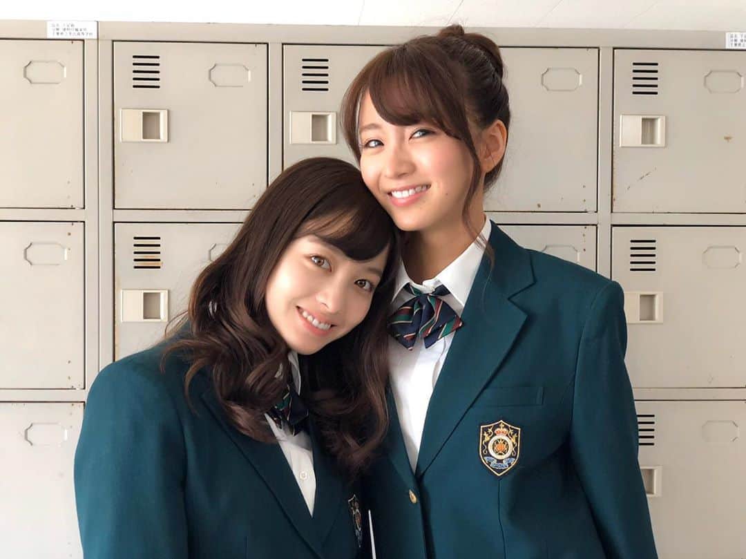 映画『午前0時、キスしに来てよ』のインスタグラム：「＼📚0キススクールタイム🏫 ／﻿ ﻿ 🕔ただいま16時！﻿ ﻿ 学校でなんと映画の撮影がっ🏫✨﻿ ﻿ エキストラとして出演した日奈々&るんちゃん🤗 ﻿ ﻿ #学校 #撮影 #放課後 #エキストラ 🎥 ﻿ #衣装 の #制服 も #かわいい 😚#にこいち ﻿ #午前0時キスしに来てよ #12月6日公開 #0キス #0kiss #ゼロキス ﻿ #日奈々 #橋本環奈  #るんちゃん #岡崎紗絵 #jk」