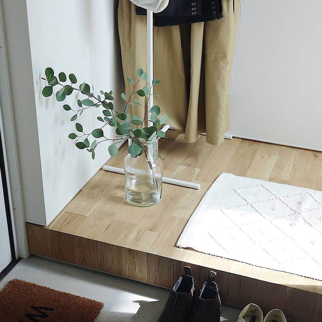 北欧、暮らしの道具店さんのインスタグラム写真 - (北欧、暮らしの道具店Instagram)「見た目はとってもシンプル。だけどどんなときも、元気をくれる大切な暮らしの道具です。 . - - - - - - - - - - - - 当店のお客さまに通年人気のアイテム、 「リューズガラスのフラワーベース」。 . 丸3年愛用しているという当店スタッフに、 使い心地について聞いてみました🌱  魅力のひとつは四季の訪れが グッと楽しみになったんだとか。  例えば、 春は 「スノーボール」 夏は 「ドウダンツツジ」 秋は 「秋色紫陽花のドライ」 冬は 「ヒバの特製ツリー」 . といったように、季節が変わるたび、 花屋さんに並ぶ枝ものを1種選んで 飾ることを楽しんでいるそうです◎  どんな花、どんな枝ものでも受けとめ、 引き立てる。 生ける植物が変わるたびに 新しい空気をつくってくれる。  シンプルだからこそ、頼もしい 大切な暮らしの道具になってくれそうです◎ . - - - - - - - - - - - - ・リューズガラス/フラワーベース（高さ26cm） . ▶ こちらのアイテムを詳しく知りたい方は「写真内のタグをタップ！」してみてください♪ . ▶︎ プロフィールのリンクからも、お値段・サイズなど詳しい情報をご覧いただけますよ。→@hokuoh_kurashi ・ 🎁「クラシ手帳2020」プレゼントキャンペーン実施中！お買いものいただいた方に、当店オリジナルの手帳を無料でお届けいたします。 ・ #flower#flowers#green#flowervase#リューズガラス#花器#花びん#フラワーベース#四季#インテリア雑貨#花#花のある暮らし#グリーン#グリーンのある暮らし#観葉植物#シンプル#シンプルライフ#シンプルデザイン#暮らしを楽しむ#日々の暮らし#北欧#暮らし#北欧暮らしの道具店」10月21日 15時52分 - hokuoh_kurashi