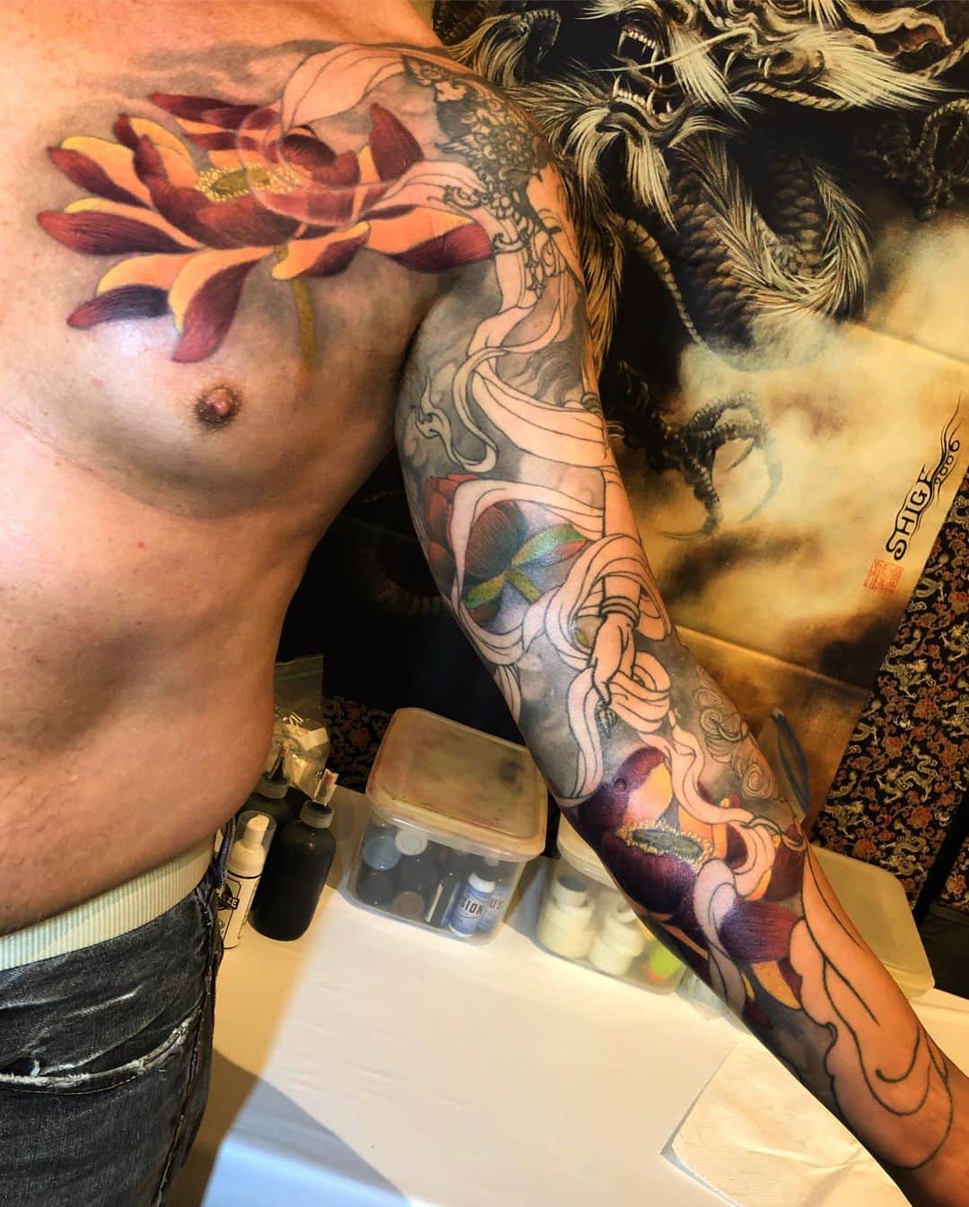 SHIGEさんのインスタグラム写真 - (SHIGEInstagram)「In progress,, just started coloring, at @bayareatattooconvention last day,, this Tennyo and Lotus sleeve was started actually 7 years ago,, I’m really happy to start again this piece today,, Thank you Van! Otsukaresama Deshita! -  #shige #shigetattoo #shigeyellowblaze #yellowblazetattoo #黄炎 #天女 #蓮華 #日本刺青 #tennyo #lotus #japanesetattoo #japaneseart @bishoprotary #bishoprotary @inkeeze #inkeeze #dipcaps #bishopfamily #fusionink #fusioninkproteam #bayareatattooconvention」10月21日 15時56分 - shige_yellowblaze