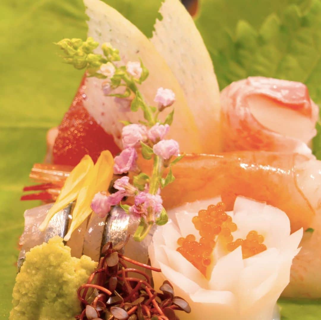 フジテレビ「空旅をあなたへ」さんのインスタグラム写真 - (フジテレビ「空旅をあなたへ」Instagram)「今週木曜２２：５４分〜の「空旅をあなたへ」は、 女優・板谷由夏さんの鹿児島の空旅です✈️✨ ‪  今夜のディナーは、‬ ‪伝統に磨かれた食を堪能できる、‬ ‪SHIROYAMA HOTEL kagoshima内にある、 「城山ガーデンズ 水簾」でいただきます🥂😌🍴 ‪  薩摩の美食を集めた、「薩摩しゃぶ会席」。 黒豚しゃぶしゃぶや、新鮮だからこそ楽しめる、 キビナゴの手開きに板谷さんも美味しそう‬🥺✨ ‪  さつまの美食に酔いしれる、鹿児島の旅です！‬ ‪ ‬  #フジテレビ  #空旅  #空旅をあなたへ  #板谷由夏  #鹿児島  #shiroyamahotelkagoshima  #城山ホテル鹿児島 ‪ #城山ガーデンズ水簾 ‪#薩摩しゃぶ会席‬ ‪#黒豚しゃぶしゃぶ‬ ‪#キビナゴ‬ ‪#soratabi‬」10月21日 15時56分 - soratabi_fuji