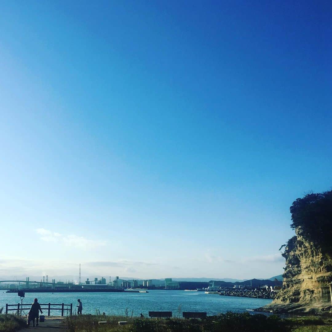 azumiのインスタグラム：「今月初旬から福島県いわき市を行き来していました。いわきの皆さんは本当に優しく穏やかで、街でのほんの少しの触れ合いでも、温かい言葉にホッとする日々でした。そんないわき市が台風の被害にあいました。私たちが滞在していた地域も断水。最近やっと報道されるようになりましたが、当初はまったく触れられず不自由な生活をされていた方が多くいました。 今回被害あわれた皆様の日常が早く平和になることを願っています。できることからやらねば。  いわきの日々は忘れられないものとなりましたよ。詳細はいずれ。 #いわき」