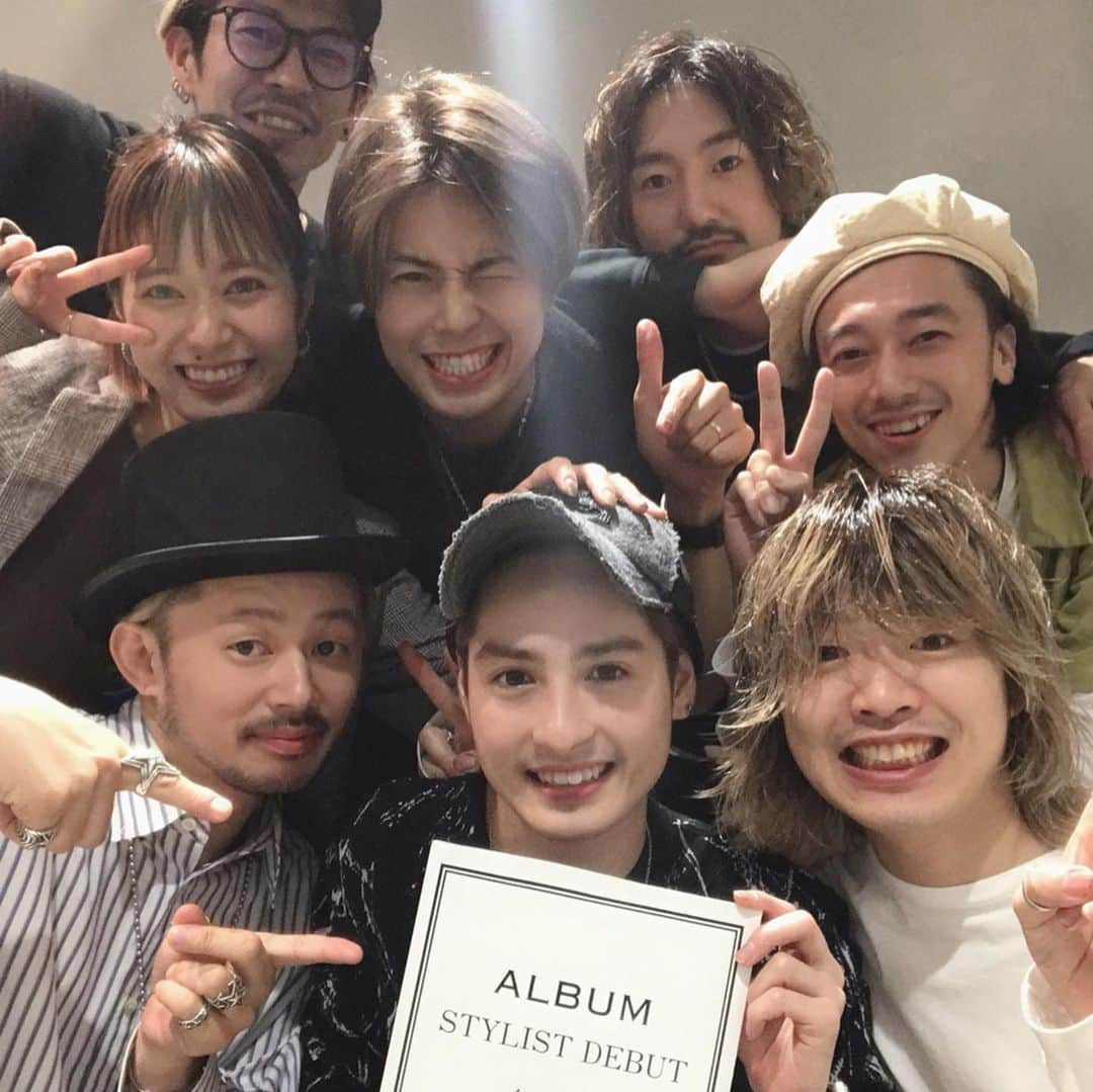 金内柊真さんのインスタグラム写真 - (金内柊真Instagram)「2019年11月1日よりALBUM 銀座店にてスタイリストデビューが決定致しました☺︎ ※かなり長文ですが、最後の方に【ご予約に関して】明記してあります。 . . 初めてデビューチェックを受けてから約半年、ようやくここまでくるのに決して簡単な道のりではありませんでした。 . いつも応援してくださる周りの方々には本当にご心配とご迷惑をおかけしました。 偉大な先輩方へは期待を裏切ってしまう形になってしまったり、お忙しい中貴重な時間を作って頂いてるのにも関わらず時にはぶつかってしまった事もありました。 . でもここまで悔しい思いをして諦めずに絶対に這い上がろうと決めた気持ちがあったからこそ良い結果に結びついたと考えています。 . 合格が決まった瞬間は嬉しさと安堵感で号泣してしまいました。 それを温かく見守り祝福してくださった先輩方、後輩の皆、そしてなによりいつも背中を押してくださる皆さんの存在があってこそだと思っております。 感謝してもしきれません。本当にありがとうございます。 . . かなり沢山のご連絡を頂いている指名予約に関しましては、 【本日の20:00頃】 ご予約解放致します。 プロフィールのURLからご予約可能となっておりますので是非ご確認下さい。 . . 最後になりましたが、僕は会社や関わって下さる方、そしてお客様から唯一無二の存在として人生において欠かせない。そんなスタイリストになります。 . 僕は著書である、『才能が無ければ、その分努力すればいい。』を自分の人生をもって体現しています。 必ずあなたにとって最高の可愛いを提供する事をお約束します。 なので、是非！ご来店下さい！ 心よりお待ちしております☺️ . . ALBUM stylist 金内 柊真」10月21日 16時02分 - kaneuchi_toma