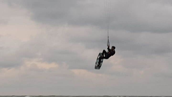 のインスタグラム：「Loving this so much, wait for it! (landing work coming soon) 🤘🤘 If you are around and wanna try go to @zephcontrol @kite_r_evolution they are top guys.  #kitesurf #fly #jump #sendit」