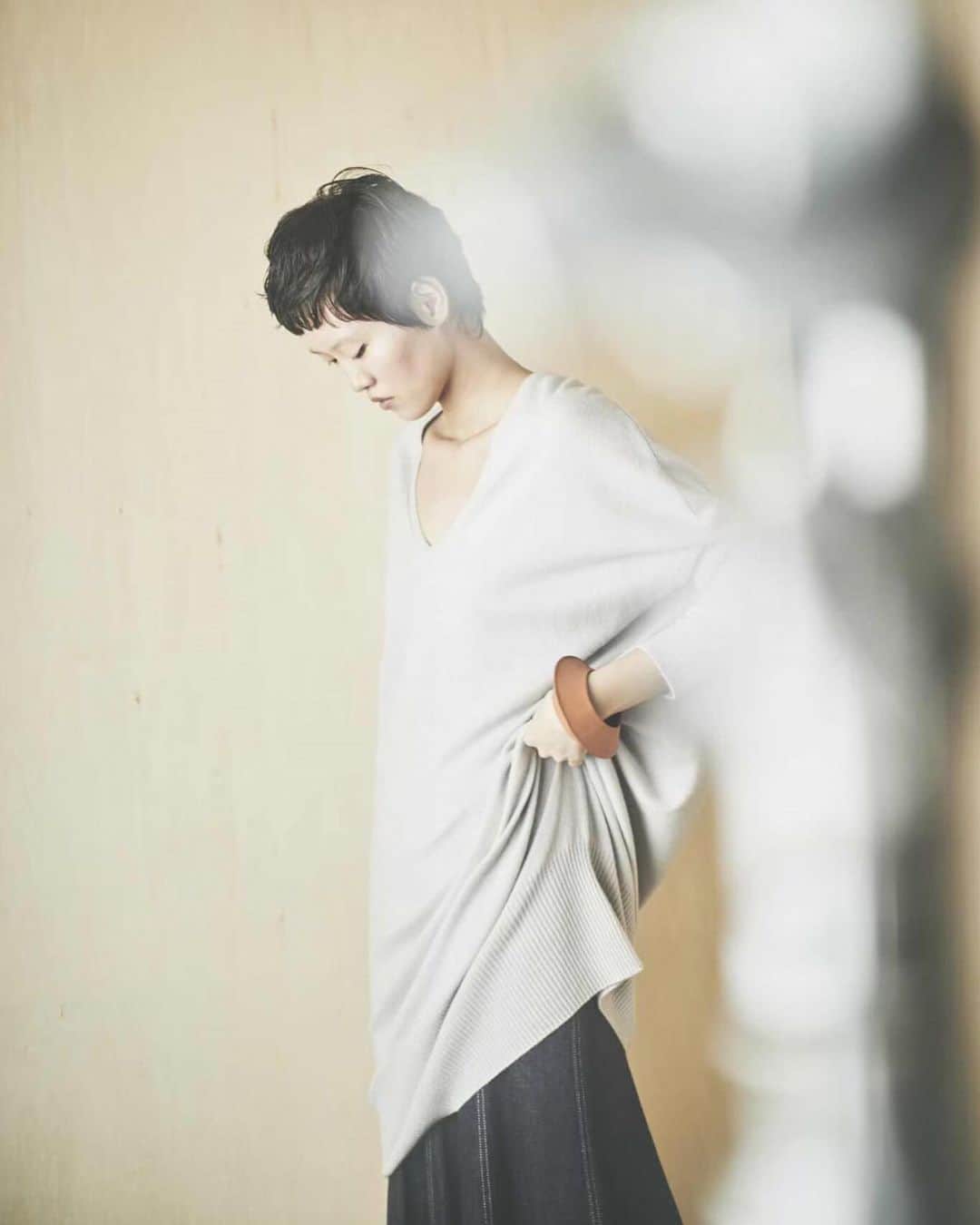 MAISON DE REEFURのインスタグラム：「. ◼️Cocoon Tunic Knit / @maisondereefur . 丸みのあるコクーンシルエットが特徴的なハイゲージのロングニット。 . 着方の調整でシルエットを変えられるだけでなく、前後どちらを前にしても着られるので、スタイリングに合わせて2種類のデコルテも楽しめます。 . 【 展開店舗 】 ルミネエスト新宿店・博多店・OFFICIAL WEB SHOP・ZOZOTOWN . #maisondereefur #2ndcollection #autumn #winter #2019aw #new #メゾンドリーファー」
