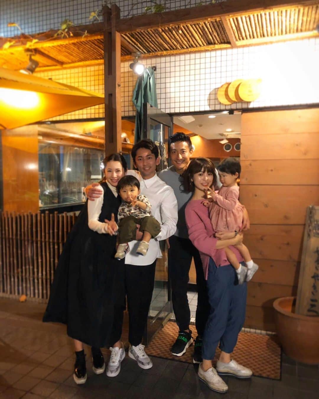 都倉賢のインスタグラム：「嵜本ファミリーとご一緒させてもらいましたよ。凄く忙しいにも関わらず本当に有難うございました^ ^  皆さんご存知だと思いますが、元ガンバの選手で今は株式会社SOUの社長をされている嵜本さん。これだけの大企業のトップの方とお話し出来る機会は普通はない事ですが「サッカー」がこのご縁を紡いでくれたと思ってます。沢山の刺激と学びを本当に有難うございました^ ^ 「サッカー」の持つ価値をこれからも最大限に生かして僕自身も成長していけたらと思っています。  2枚目の写真はウチの娘と同じ年の嵜本さんの息子さんと😊ちょっと積極的過ぎるんだよな…うちの娘は…誰に似たんだろうか？笑  3枚目は嵜本さんの兄弟がやっている　@shokupan_sakimoto の食パンをお土産でもらい次の日朝食で食べさせてもらいました。 美味しすぎで2斤が一瞬でなくなりました…」