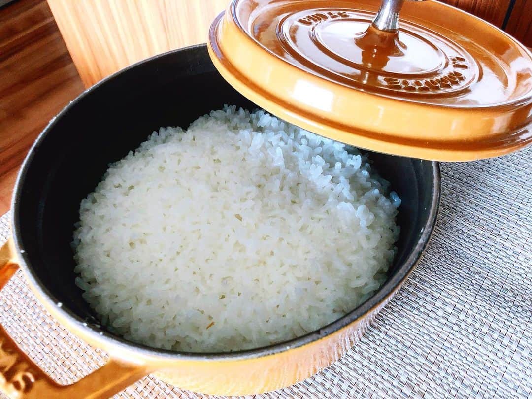 林田岬優さんのインスタグラム写真 - (林田岬優Instagram)「炊き立てのお米は ついつい食べ過ぎてしまうよ🤤 甘くてもちもちでした。。 時間も早いしお焦げも楽しめるので✨ お米の研ぎ方もネットで色々調べてみたり。。 ご飯を炊くとき、手を掛けるのが好き。  #新潟産こしひかりHIBARI #🍚」10月21日 16時20分 - miyu_hayashida