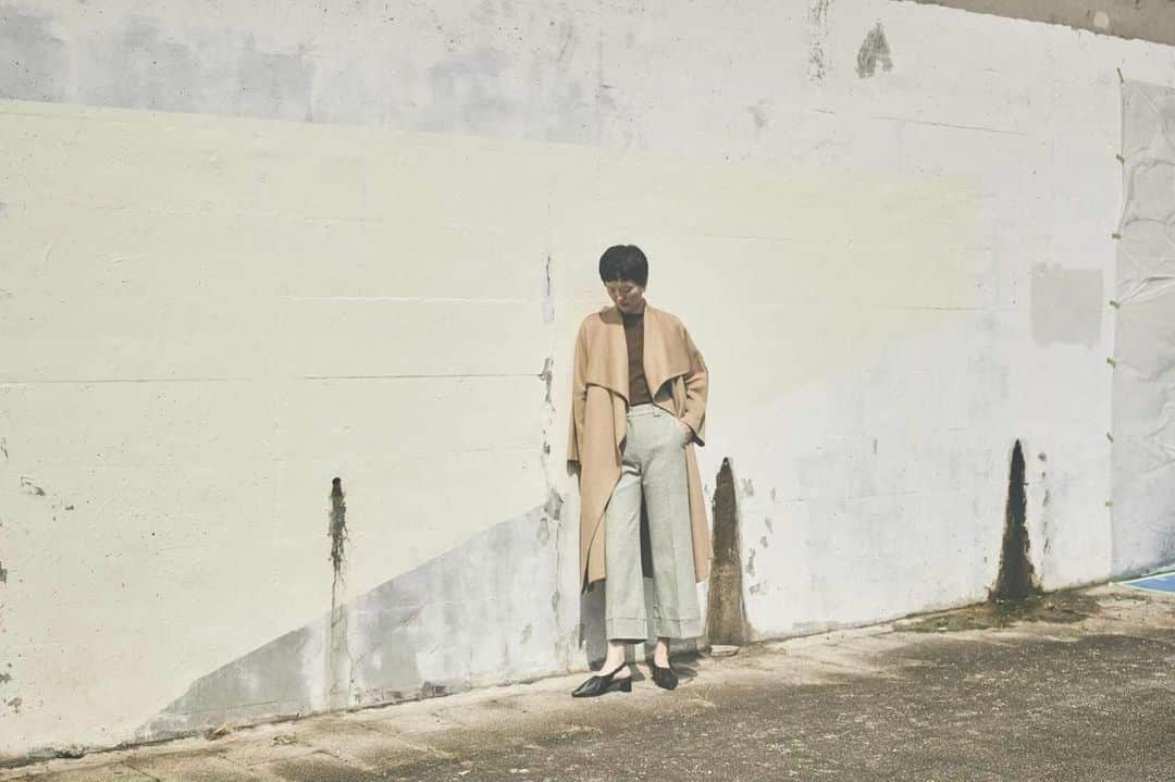 MAISON DE REEFURのインスタグラム：「. ◼️Blanket Coat / @maisondereefur . 一枚のブランケットをまとうように、一重で仕立てられた"羽織る"コート。 . 本物のブランケットのように、「ブランケット刺繍」という縁どりを施している所がデザインのアクセントに。さっと羽織ってエレガントに見える、大人の女性ならではの余裕を感じさせてくれるアウターです。 . 【 展開店舗 】 ルミネエスト新宿店・博多店・OFFICIAL WEB SHOP・ZOZOTOWN . #maisondereefur #2ndcollection #autumn #winter #2019aw #outer #メゾンドリーファー #アウター」