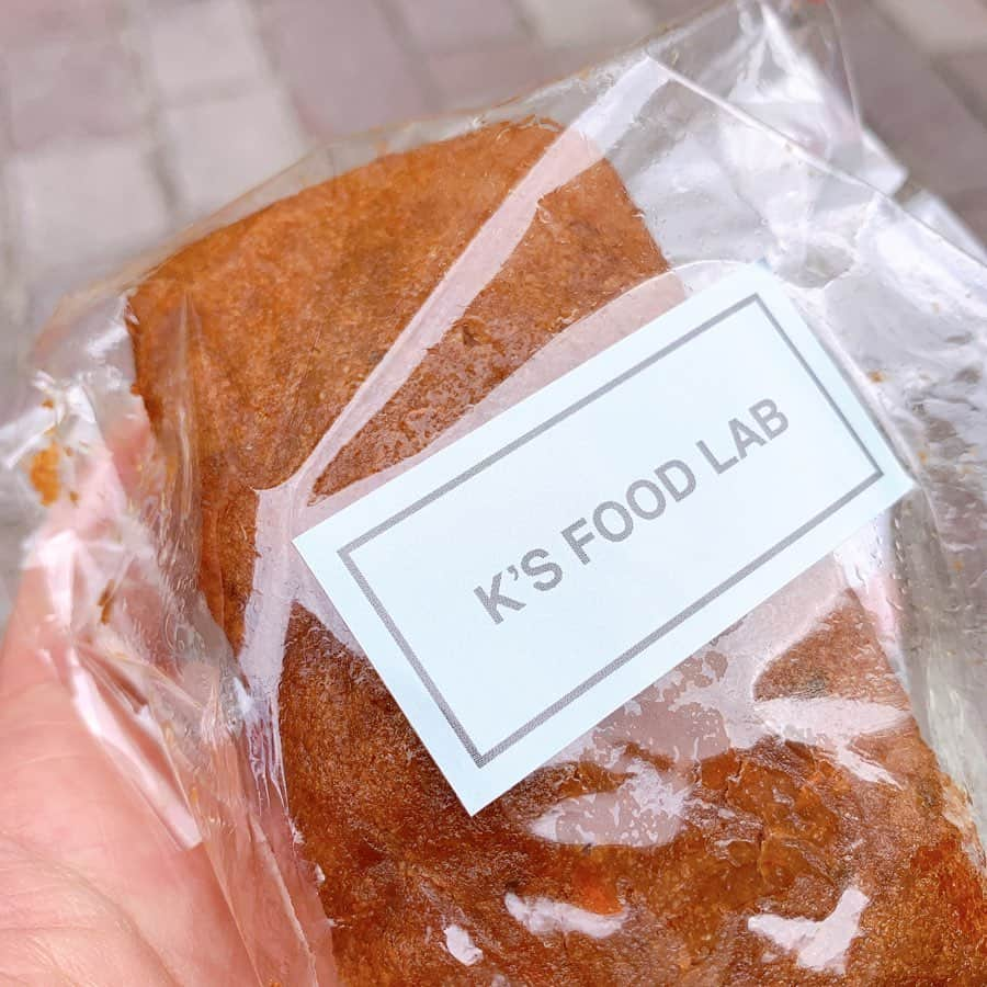 鈴木莉紗さんのインスタグラム写真 - (鈴木莉紗Instagram)「先日、K'S FOOD LABのヘルシーなスイーツをいただきました🍰🧁 @ksfoodlab  小麦粉、白砂糖、バター不使用でカラダに優しいキャロットケーキ🥕 素朴で優しい味わい、とても美味しかったです😊 お誕生日プレゼントにいただいた、グラノーラとクッキーも絶品でした🍪✨ マダム、ありがとうございました💓 ぜひ皆さんにもご賞味いただきたいデス👍 #ksfoodlab #グルテンフリー #グルテンフリースイーツ #グルテンフリー生活 #白砂糖不使用 #ヘルシーおやつ #ヘルシースイーツ #スイーツ #スイーツ女子 #トレーニング女子　#卵不使用おやつ #卵不使用クッキー　#小麦粉不使用」10月21日 16時23分 - suzuki__lisa