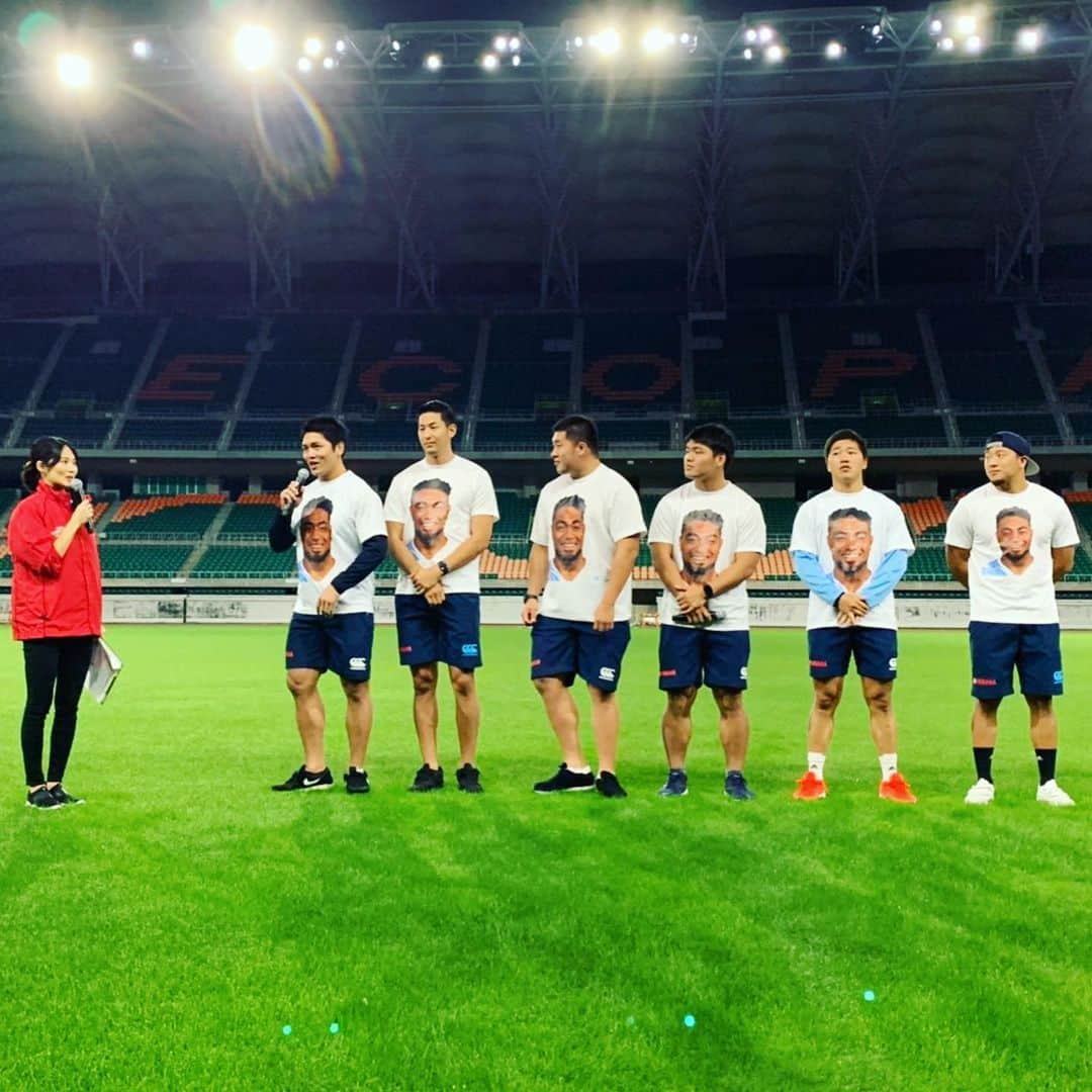杉岡沙絵子さんのインスタグラム写真 - (杉岡沙絵子Instagram)「なんか視線を感じる、、👀 と思ったらTシャツ！！！笑 ・ ヤマハ発動機ジュビロの選手達が 昨日のトークショーで着ていたTシャツですが 表が日本代表#ヘルウヴェ　選手 裏が南アフリカ代表#クワッガスミス　選手✨ ２人とも#ヤマハ発動機ジュビロ　に所属する選手です🏉 ・ W杯前にチームで製作して 観戦に行く時はみんなで着て応援していました♪ 日本vsアイルランドの試合のときに 中継でチラチラ映って目立ってたなー。笑 ・ チームメイトのために Tシャツを作って応援するって ほんとにみんな仲が良いですよね〜^_^ ・ ・ #oneyamaha#oneteam#rugby#rwc#rwc2019#トップリーグ #全員後ろ向いてる姿かわいい笑」10月21日 16時23分 - saeko_sugioka