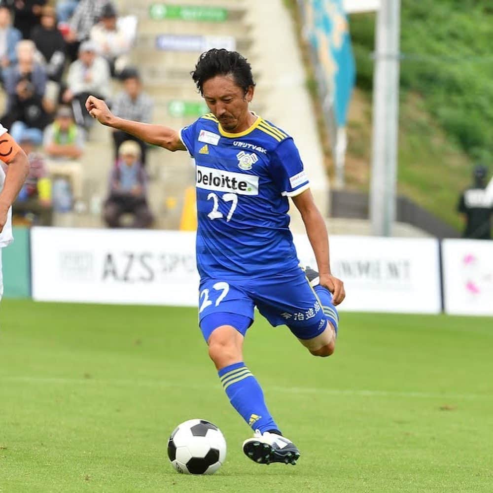 橋本英郎さんのインスタグラム写真 - (橋本英郎Instagram)「昨日はホームでソニー仙台との試合。 ． ソニー仙台の監督は一緒になみはや国体に出た中村元。 ． 監督、選手での対戦やったけど勝ちたかった〜。 ． 結果は引き分け。 ． ポジティブな内容もあるけどなかなか勝ちきれずもどかしさはあるけど目の前の①試合ずつしっかりチャレンジしていきます！ ． 次は奈良クラブ、アウェー戦。 ． 奈良でユースまではよく試合やってたけど、プロになって初めてやから楽しみ！ ． 今週もしっかり準備しときます！ ． #fc今治  #橋本英郎  #ソニー仙台  #チャレンジ」10月21日 16時27分 - hideohashimoto