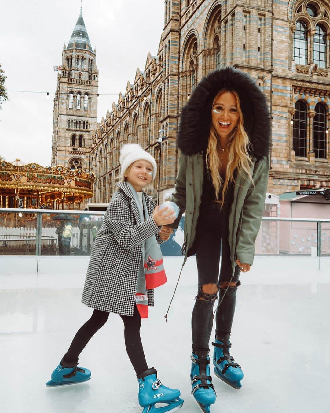 ルー・ティーズデールのインスタグラム：「Wobbling on thin ice 🤪 .. Lux in heaven at the @lolsurprise.uk #winterdisco at the beautiful Natural History Museum 💕 #AD #collectLOL #collectOMG  #LOLxCB」