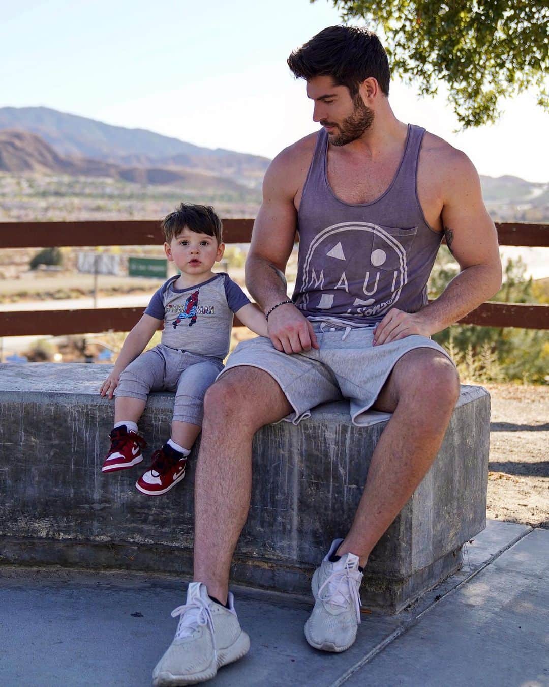 ニック・ベイトマンさんのインスタグラム写真 - (ニック・ベイトマンInstagram)「Holdin his hand while I still can 💪🏼」10月22日 3時27分 - nick__bateman