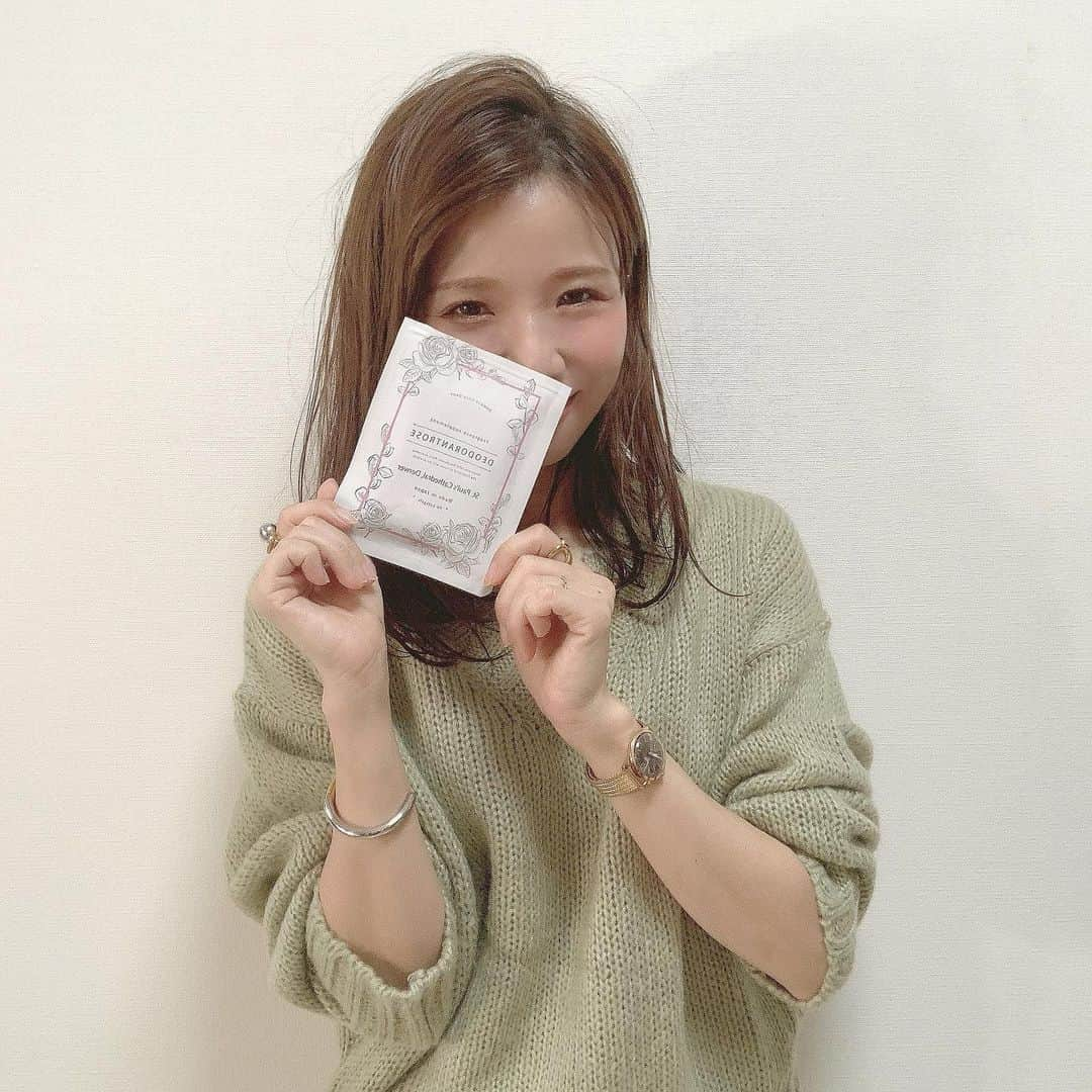 nyaachanさんのインスタグラム写真 - (nyaachanInstagram)「* #飲む香水 なんてネーミング気になるしかない！！🥺 基本香水とか苦手なタイプなんですが…このデオドラントローズサプリは、ローズオイル配合で美容にも良い✨ それでいてエチケットにもなるなんてめっちゃいい😊💕 持ち歩きにもオススメです🙌 デオドラントローズで検索してみてください♬  https://www.amazon.co.jp/dp/B079K117FP/ref=cm_sw_em_r_mt_dp_U_cIFIDb3Y6YGYD * * #デオドラントローズ#飲む香水 #美容好きな人と繋がりたい #美容 #ローズオイル#メイク#美容好き」10月22日 2時01分 - naokoko70