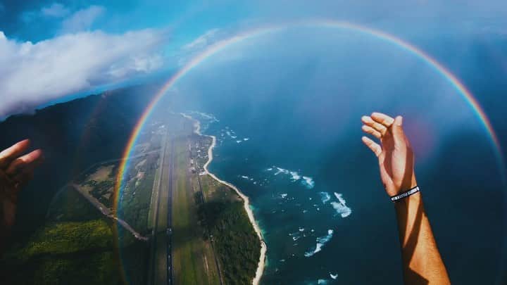 ジェイ・アルヴァリーズのインスタグラム：「Complete 360 degrees of rainbow from the sky ❤️」