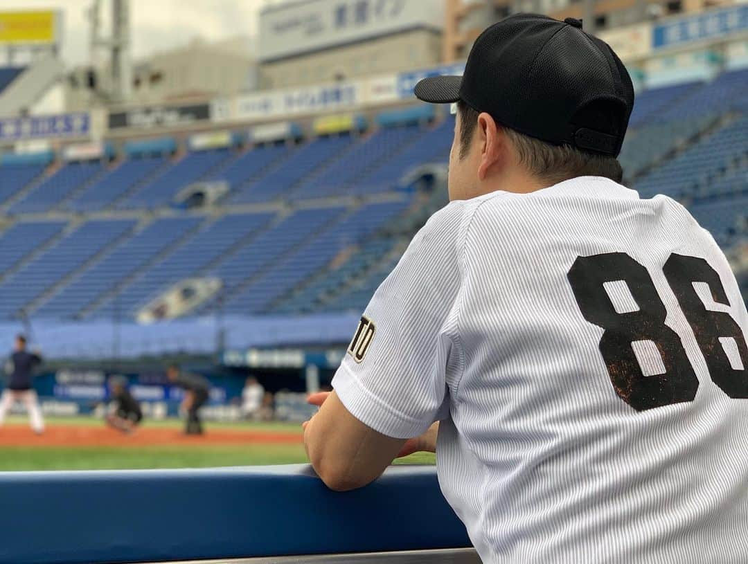 ハロー植田さんのインスタグラム写真 - (ハロー植田Instagram)「浜スタ草野球⚾️〜写真編〜 ♪夢じゃないあれもこれも〜（B’z『ウルトラソウル』より） #草野球 #横浜スタジアム #グラウンドに立てる幸せ #スタンドが埋まるといいな #夢 #無観客試合 #ベンチめっちゃ広い #後ろ姿はコーチ #ハロー植田 #bz」10月22日 2時07分 - inababa178