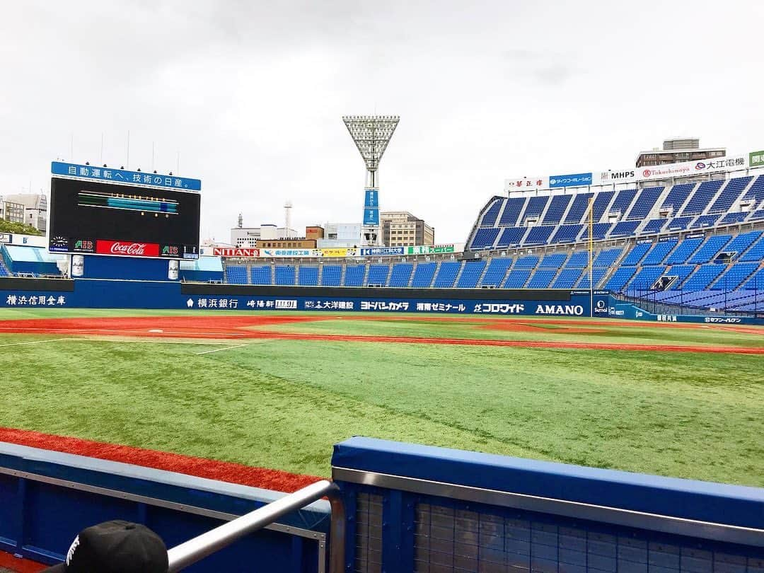 ハロー植田さんのインスタグラム写真 - (ハロー植田Instagram)「浜スタ草野球⚾️〜写真編〜 ♪夢じゃないあれもこれも〜（B’z『ウルトラソウル』より） #草野球 #横浜スタジアム #グラウンドに立てる幸せ #スタンドが埋まるといいな #夢 #無観客試合 #ベンチめっちゃ広い #後ろ姿はコーチ #ハロー植田 #bz」10月22日 2時07分 - inababa178