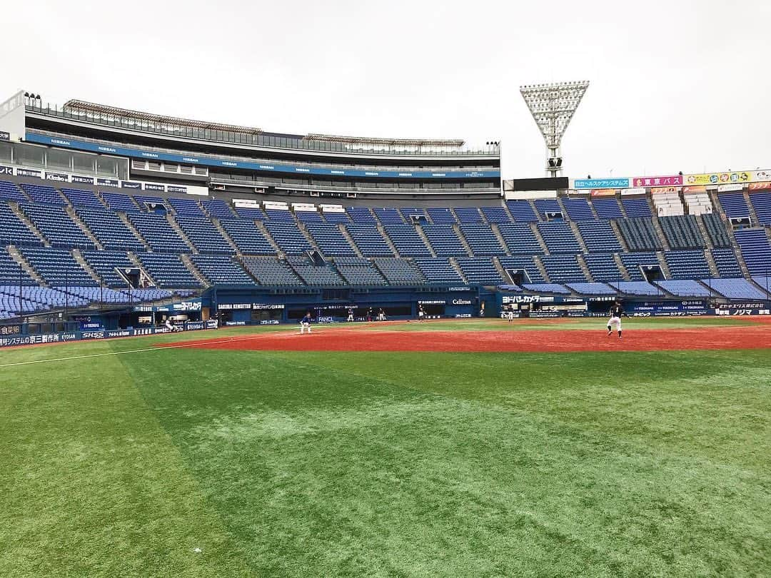 ハロー植田さんのインスタグラム写真 - (ハロー植田Instagram)「浜スタ草野球⚾️〜写真編〜 ♪夢じゃないあれもこれも〜（B’z『ウルトラソウル』より） #草野球 #横浜スタジアム #グラウンドに立てる幸せ #スタンドが埋まるといいな #夢 #無観客試合 #ベンチめっちゃ広い #後ろ姿はコーチ #ハロー植田 #bz」10月22日 2時07分 - inababa178