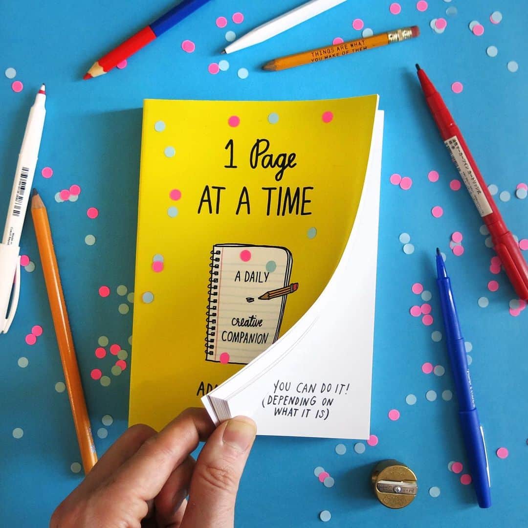 Grace Bonneyのインスタグラム：「🎉 Happy 5 year birthday to @adamjk and his very first book, @1pageatatime — to celebrate, Adam is giving away 20 (!!) signed book packages. All you have to do to enter is check out the link in my profile and stories above (shop.adamjk.com/giveaway) Adam is one of the reasons (along with @tuesdaybassen ) that Design*Sponge is staying online this year and I’m so grateful for his support and always happy for a chance to celebrate his hard work and the projects he puts out into the world. More in my stories above ☝🏽🎉」