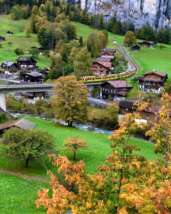 Hatice Korkmaz The Color Queenのインスタグラム：「Follow the train😁 through the autumn colors🍂🍁🧡 @lauterbrunnen @jungfraujochtopofeurope #lauterbrunnen #switzerland #autumn #colors #love #nature」