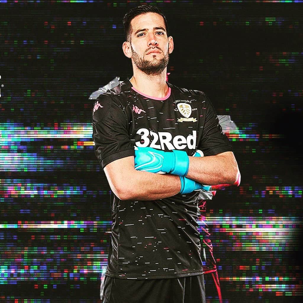 キコ・カシージャのインスタグラム：「New goalkeeper kit @leedsunited!!3rd #mot💛💙💛💙」