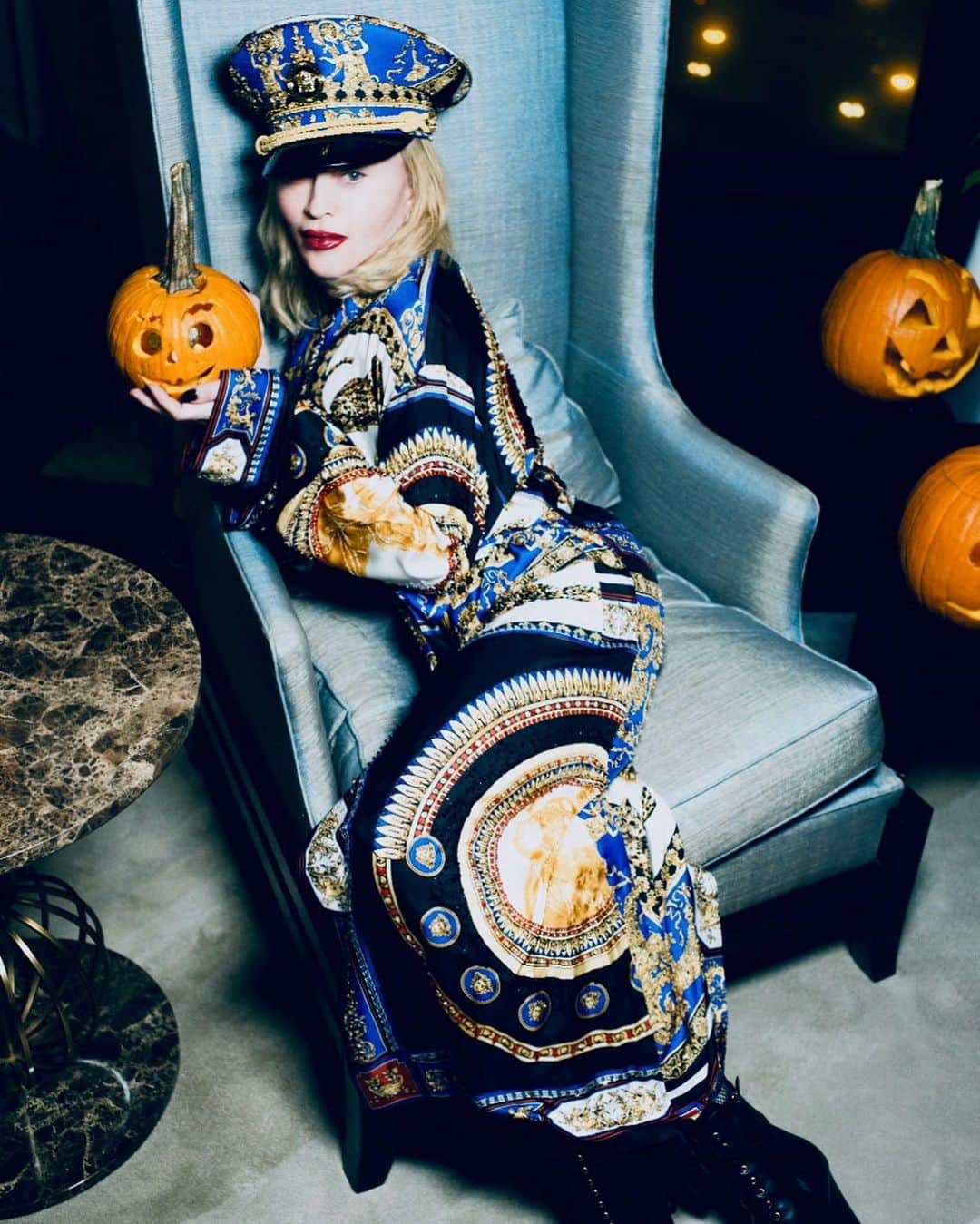 マドンナさんのインスタグラム写真 - (マドンナInstagram)「Halloween came early for Madame ❌................... #chicago #madamex #estere #stella #mercy @versace 🎃 🎃 🎃 #pumpkinpatch」10月22日 2時54分 - madonna