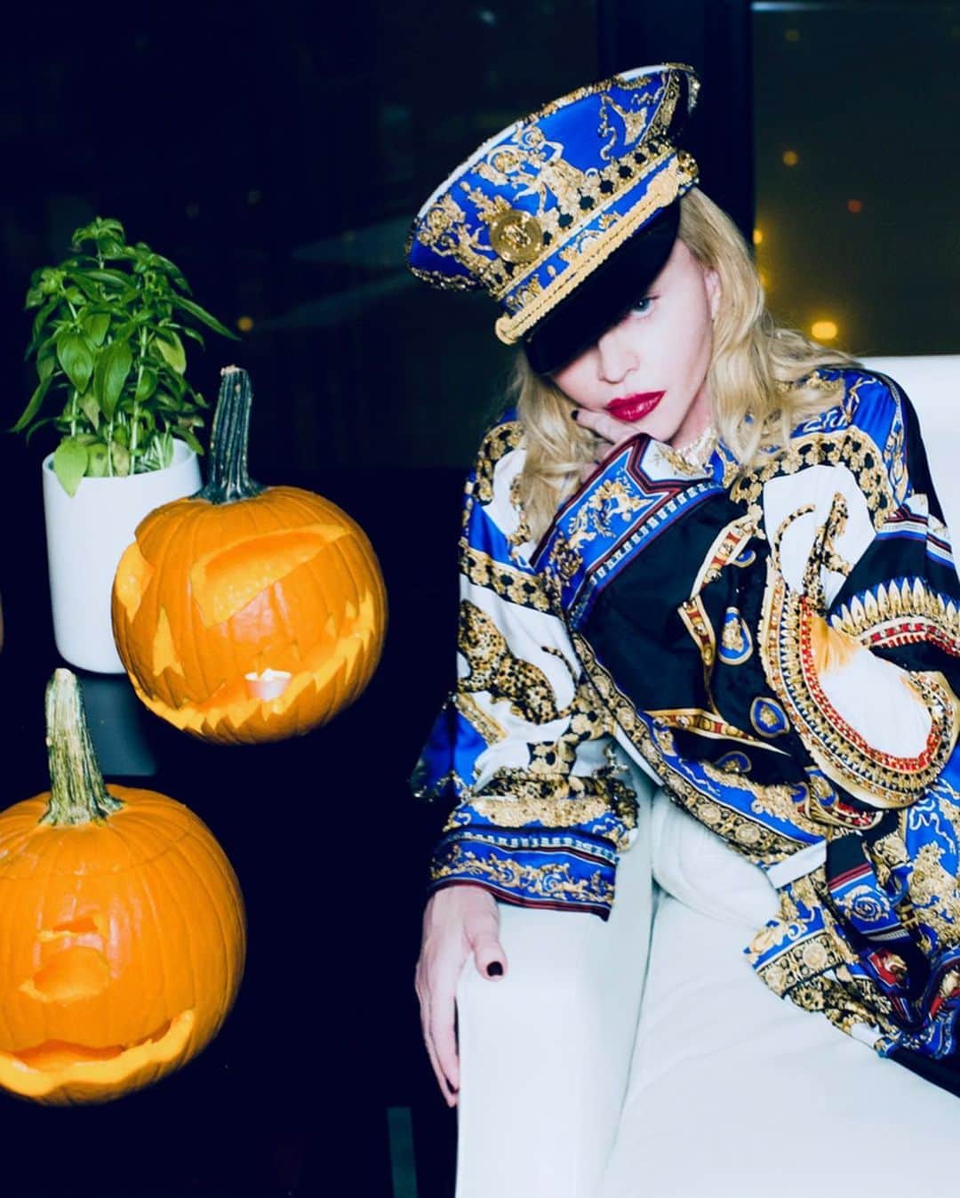 マドンナさんのインスタグラム写真 - (マドンナInstagram)「Halloween came early for Madame ❌................... #chicago #madamex #estere #stella #mercy @versace 🎃 🎃 🎃 #pumpkinpatch」10月22日 2時54分 - madonna