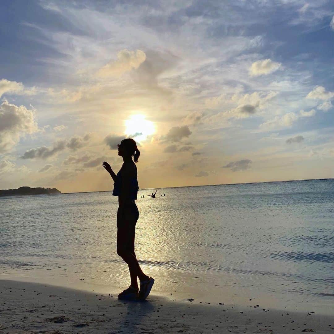 のインスタグラム：「ㅤㅤㅤ ㅤㅤㅤ サーチライトに僕はなれるかな なれるかな ㅤㅤㅤ  #ウェスティングアム #サンセット  #westinguam #おかじ旅行記 #グアム #Guam #岡島かれん  #okaji_guam」