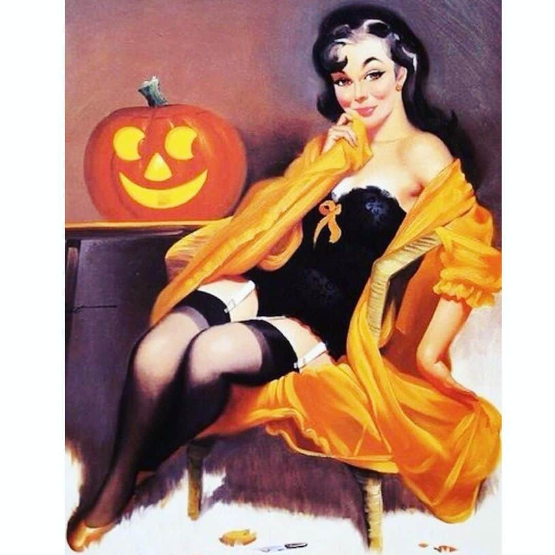 ティファニー・トートさんのインスタグラム写真 - (ティファニー・トートInstagram)「Sure glad this black came out of my hair 😅🖤⁣ ⁣⁣ Carved this cute lil pumpkin for this shot 🎃🎃🎃 Do you still carve pumpkins for Halloween???👻」10月22日 3時04分 - tiffanytothxoxo