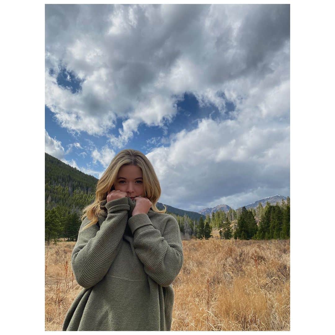 サーシャ・ピーターズのインスタグラム：「Beautiful Colorado Fall day with my favorite person. 🌲#mcm」