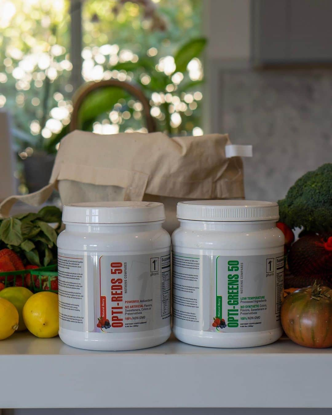 エミリー・シアーズさんのインスタグラム写真 - (エミリー・シアーズInstagram)「I stay on top of my nutrition with @1stphorm opti greens and opti reds 50. Both are packed with superfoods, antioxidants and nutrients that even on the healthiest diet and only eating salad you would still miss out on because it’s impossible to fit in every possible micronutrient every day! #optigreens50 is obviously a supplement for all your leafy greens and #optireds50 covers all the antioxidant rich nutrients you find in red produce. Both are a perfect addition to your weekly farmers market or grocery shop! #iam1stphorm #1stphorm」10月22日 3時03分 - emilysears