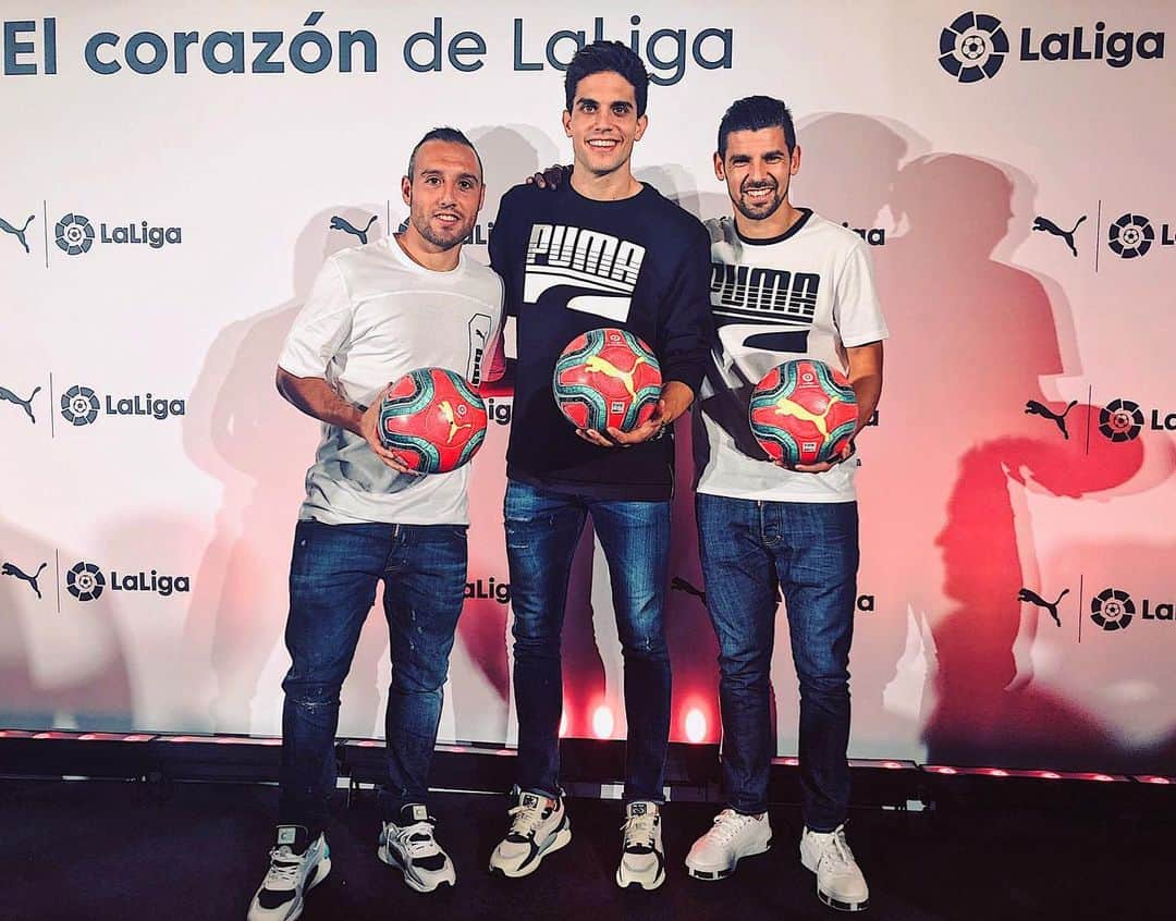 LFPさんのインスタグラム写真 - (LFPInstagram)「@santicazorla, @marcbartra & @nolitoo10 get to know the new #LaLiga ball! 🆕⚽️❤️ #RedibujaLaLiga • #Cazorla #Bartra #Nolito #Puma #Ball #LaLiga #LaLigaSantander」10月22日 3時05分 - laliga