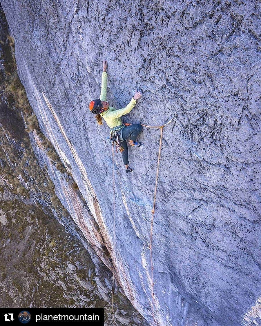 シャーロット・デュリフのインスタグラム：「Cheers to @planetmountain for the report about our bolting and ascent of "Vuelo Del Condor" on the Kuntur Sanyana, Peru. What a cool project it was!  Thank's @jan_novak_photography for immortalizing it, and @mountainhardwear and @petzl_official for the support, and @7aescueladescalada for the help!  @petzl_official @mountainhardwear @eb_climbing @volxholds @luxov_connect ---------- #Repost @planetmountain ・・・ French climber Charlotte Durif (@chadurif) and American climbing partner Josh Larson (@joshlrsn) have established Vuelo del Condo, an interesting new multi-pitch sports climb in Peru.  Located at an altitude of 4600 meters on Kuntur Sayana close to Pitumarca, the pair discovered this immaculate limestone face last year during their A World Less Traveled climbing trip around the world and returned this season with the route in mind. The seven pitches have now been freed in a single push with difficulties up to 8a+ ➡️ Link in bio 📷 @jan_novak_photography #firstascent #multipitch #multipitchclimbing #peru #rockclimbing #kuntursayana #pitumarca #pitumarcaclimbing #climbinggirl」