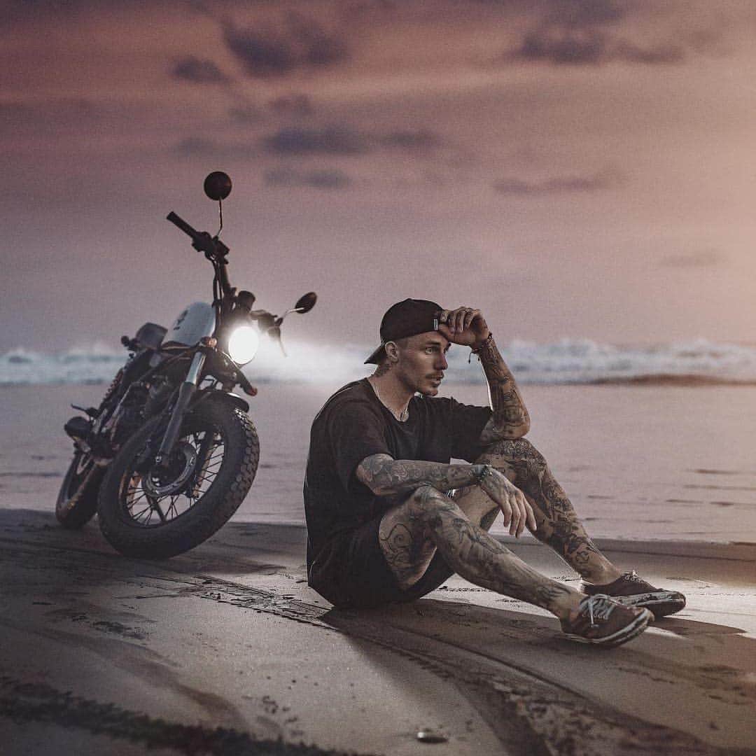 epidemic_motorsさんのインスタグラム写真 - (epidemic_motorsInstagram)「This is what @johnnyedlind looks like when his bike stops working due to trying to surf with it 5 minutes earlier 📸 @aaronbhall」10月22日 3時22分 - epidemic_motors