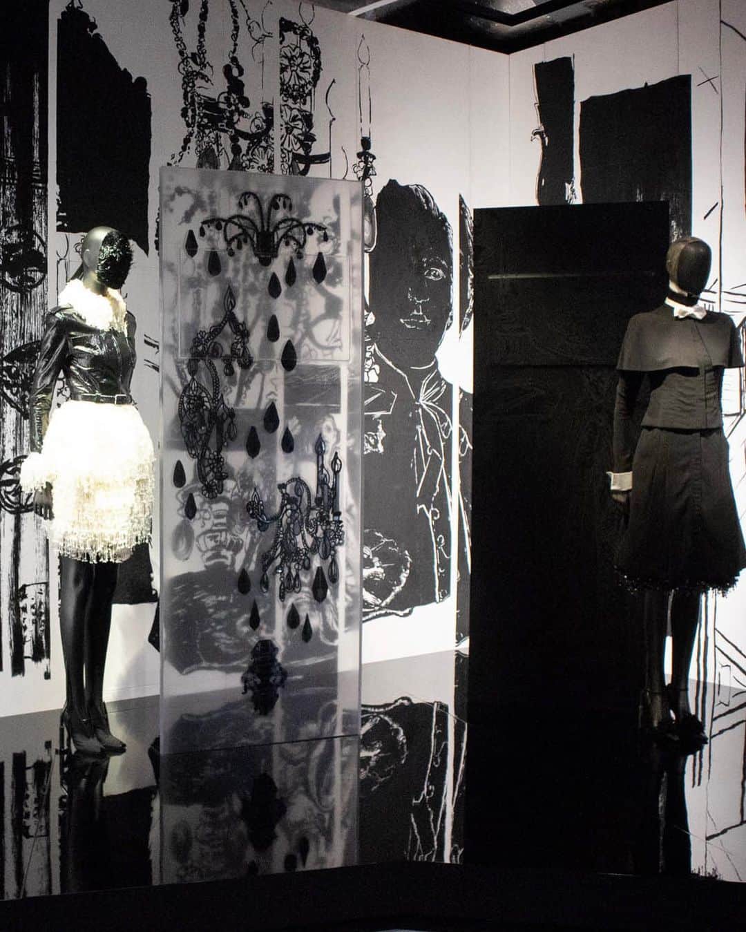 Fashionsnap.comさんのインスタグラム写真 - (Fashionsnap.comInstagram)「【#ニュース_fs 】 2015年のロンドンを皮切りに、世界各都市を巡回してきた「シャネル」のエキシビション「MADEMOISELLE PRIVÉ TOKYO マドモアゼル プリヴェ展 ー ガブリエル シャネルの世界へ」が天王洲のB&C HALLでスタート。会場内は2フロアにわたり、アパルトマンの各部屋の色調をイメージした「ミラーホワイト」「ベージュ」「ブラック」「レッド」「バロックゴールド」の5つのエリアで構成され、貴重なオートクチュールピースを間近で見ることができます。また別部屋では事前予約制でワークショップを開催。展覧会を構成する「オートクチュール」「ハイジュエリー」「フレグランス」のテーマに沿ったセッションを体験し、メゾンの真髄に触れることのできる機会も。会期は12月1日まで。 #mademoiselleprive #マドモアゼルプリヴェ展 #シャネル #chanel @chanelofficial」10月21日 18時22分 - fashionsnapcom
