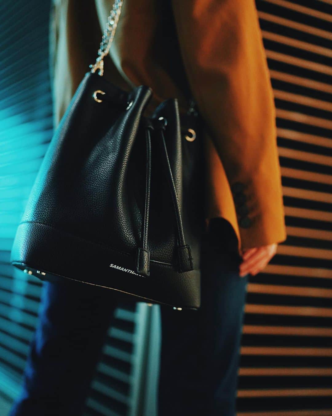 藤井夏恋さんのインスタグラム写真 - (藤井夏恋Instagram)「🦋 Samantha vega×Karen style #karenstyle#fashion#bag このバッグは Creative directorとして私がサマンサと作ったバッグの一つ です！デザインやコンセプトを考えている時間とても楽しかったなと改めて思います。 サマンサさんとはありがたい事に昔からE-girlsとしてお世話になっています！そんなご縁もあり、とある日 サマンサの方とランチをさせて頂きました！そこで自分がサマンサのバッグを持つならどんなのが良いかな？という所から話が膨らみ何か個人としてもサマンサさんと一緒にこの想いを形にしたいと強く感じて、今回Creative directorを務めさせて頂く事が実現しました！デザインはもちろんバッグとしての機能性を意識したり、折角やらせて頂くからには自分自身も本当に持ちたくなるようなモノにしたいなど…今までのサマンサというブランドイメージとはまた違う振り切ったクールなイメージで作っていきたいという話をさせて頂きました。 全て黒で統一させたのは私のこだわりです。 何かをプロデュースしたり クリエィティブに考える事に興味があったので本当に嬉しかったです！こうして大好きな方たちと形にできた事は私の宝物😌 長々となりましたが… 是非気になった方はチェックしてみてねん。 そして購入して下さった皆様 興味を持ってくれた皆様 心からありがとう！！」10月21日 18時25分 - fujiikaren_official