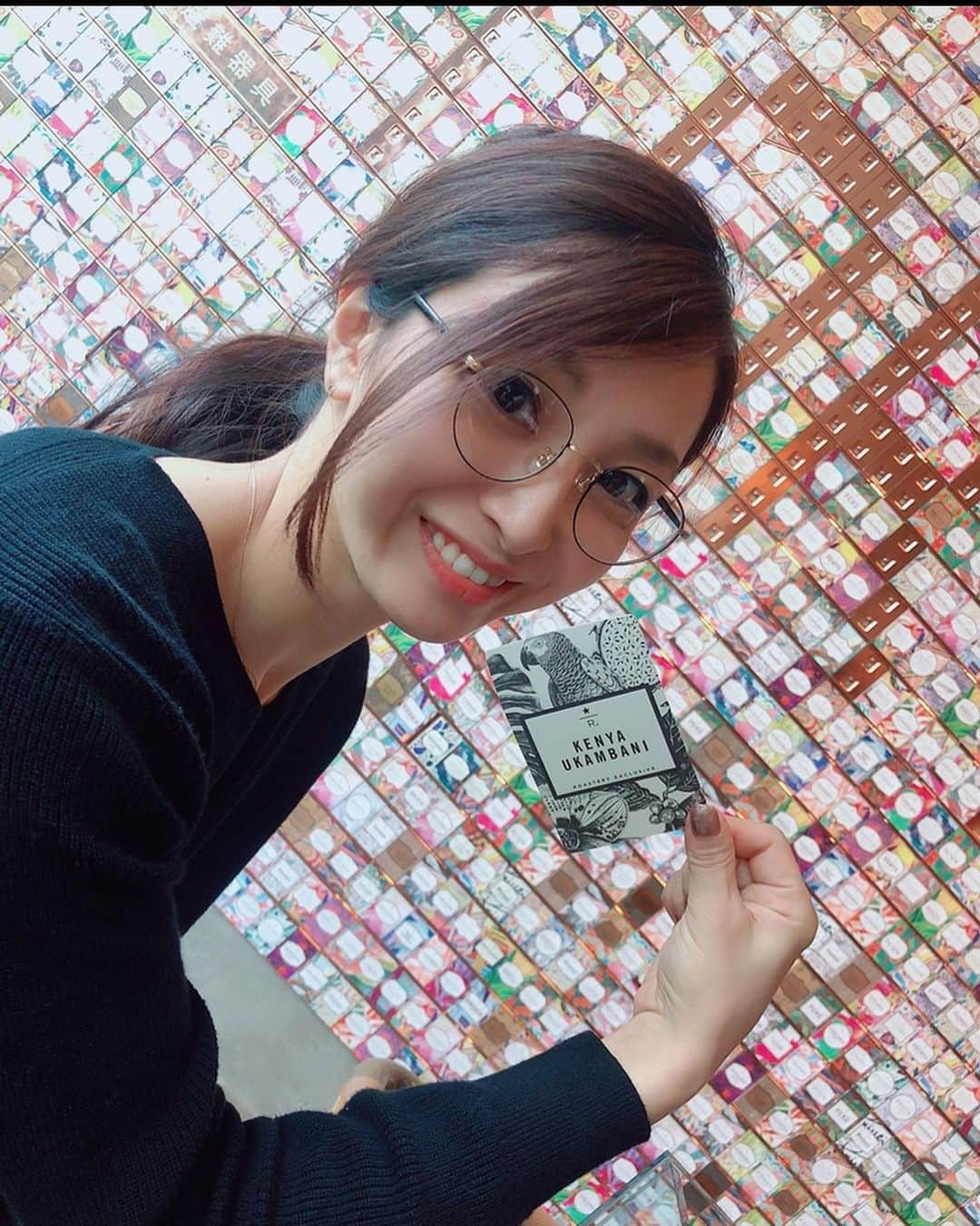 佐藤あり紗さんのインスタグラム写真 - (佐藤あり紗Instagram)「. . . 念願のSTARBUCKS RESERVE®  ROASTERY TOKYO☕💭💕 . 整理券GETして並んで☕ グッズもオシャレだった😍 . 念願叶って大満足😘 . 〒153-0042 東京都目黒区青葉台2-19-23 中目黒駅 徒歩14分、池尻大橋駅 徒歩14分 . #中目黒 #東京 #スターバックス #スタバ  #オシャレ #カフェ #Cafe #コーヒー #珈琲 #珈琲豆 #佐藤あり紗 #佐藤あり紗私服 #伊達眼鏡 #カフェ行くから知的女子風に寄せた #バレーボール #アスリート #スポーツ #ケニア #ハウィ  #オクム大庭冬美ハウィ」10月21日 18時26分 - arisa_chu