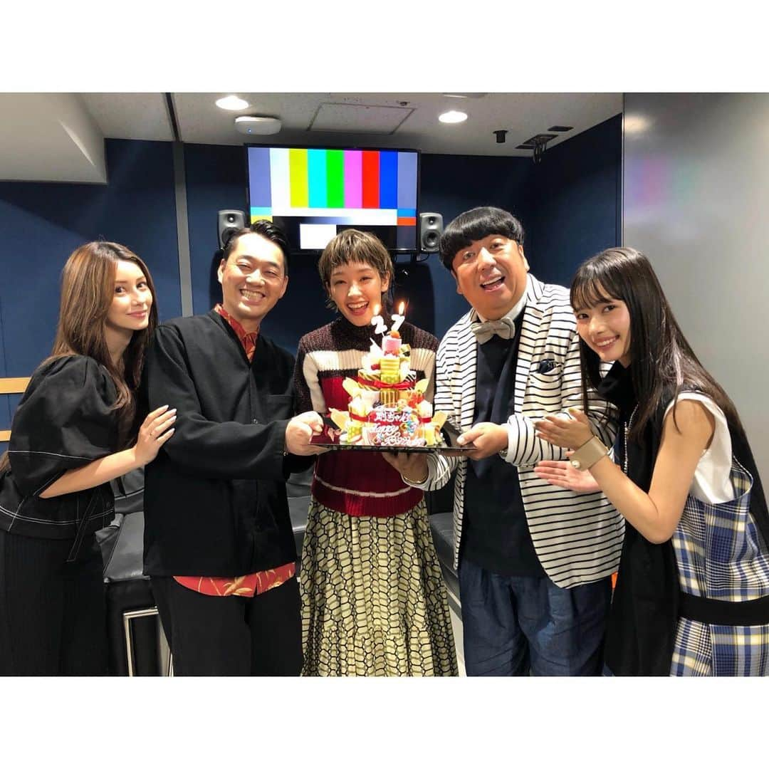 新井舞良さんのインスタグラム写真 - (新井舞良Instagram)「テレビのお知らせです！  今週木曜日(10月24日)19:57〜OAの フジテレビ「奇跡体験！アンビリバボー 秋のアニマル大集合SP」にスタジオゲストで出演します✨✨ 是非みてください！ . 写真は収録当日に剛力彩芽さんのお誕生日を出演者の皆さんとスタッフさんでお祝いした時のです。」10月21日 18時46分 - myra_arai