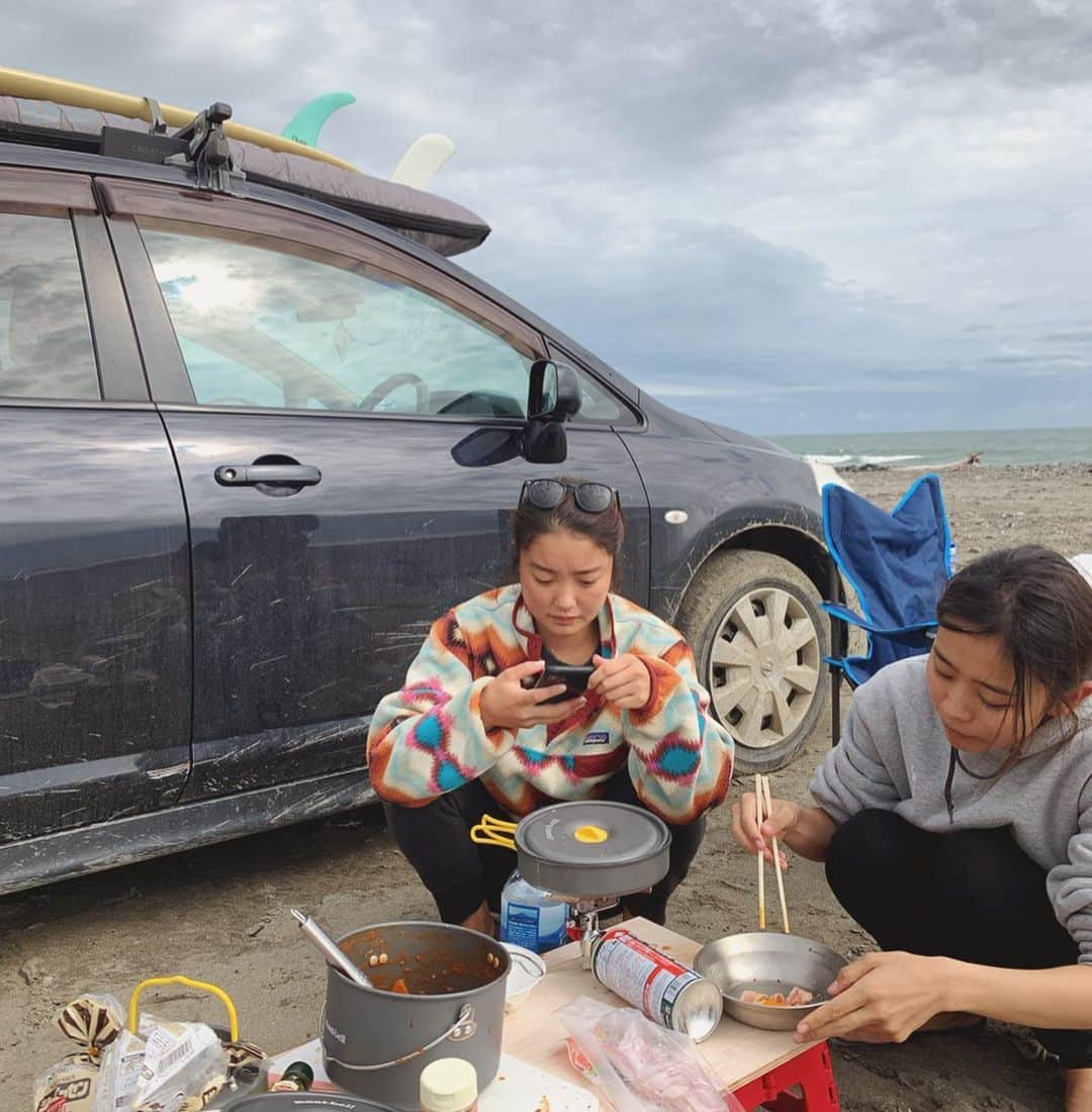 栗山遥さんのインスタグラム写真 - (栗山遥Instagram)「Weekend camp⛅️ 水道も電気も無いし、お風呂もないから サーフィン後の水シャワーだけだったけど、 全く不自由を感じなかったな。 誰もいない場所で、広い空の下で、 波の音を聞きながら、大好きな人達と、 お酒を飲みながらご飯を食べるの、 ただただ幸せで、 生きてる〜〜〜って全力で感じた✨❤️ ありがとう❤️」10月21日 18時46分 - harukakuriyama