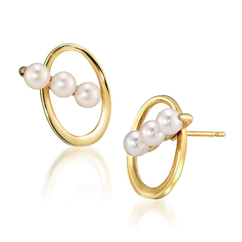starjewelry_pressさんのインスタグラム写真 - (starjewelry_pressInstagram)「【Jewelry Coordinate】10/26 in Store  ふりしきる雪のようなベビーアコヤパールを手元と耳元にレイヤード。 繊細でしなやかな輝きが女性らしさを引き立てます。  #starjewelry #スタージュエリー #pierce #ピアス #earring #イヤリング #ring #リング #pearl #akoyapearl  #babyakoya #diamond #ダイヤモンド #holiday #xmas #limited #10/26よりHOLIDAY COLLECTION発売 #10/25まで先行予約を受付中 #先行予約でのご購入でクリスマスチャリティにご参加頂けます」10月21日 18時39分 - starjewelry_press
